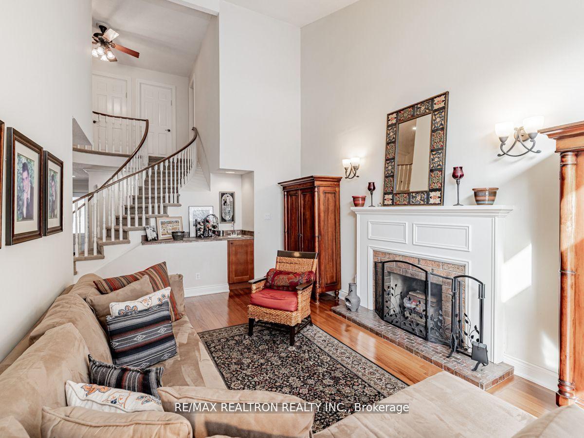 Photo 9 of 209 Charles Street, Vaughan, Crestwood-Springfarm-Yorkhill — HOMEH