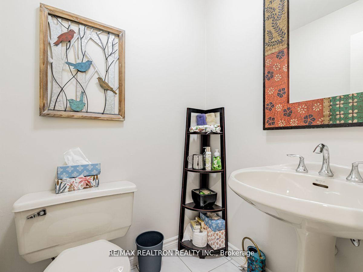Photo 10 of 209 Charles Street, Vaughan, Crestwood-Springfarm-Yorkhill — HOMEH