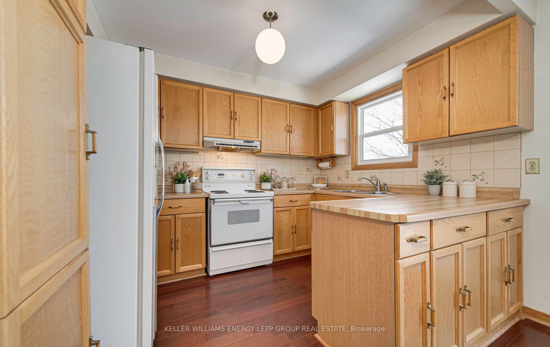 Photo 12 of 8 Hialeah Crescent, Whitby, Blue Grass Meadows — HOMEH