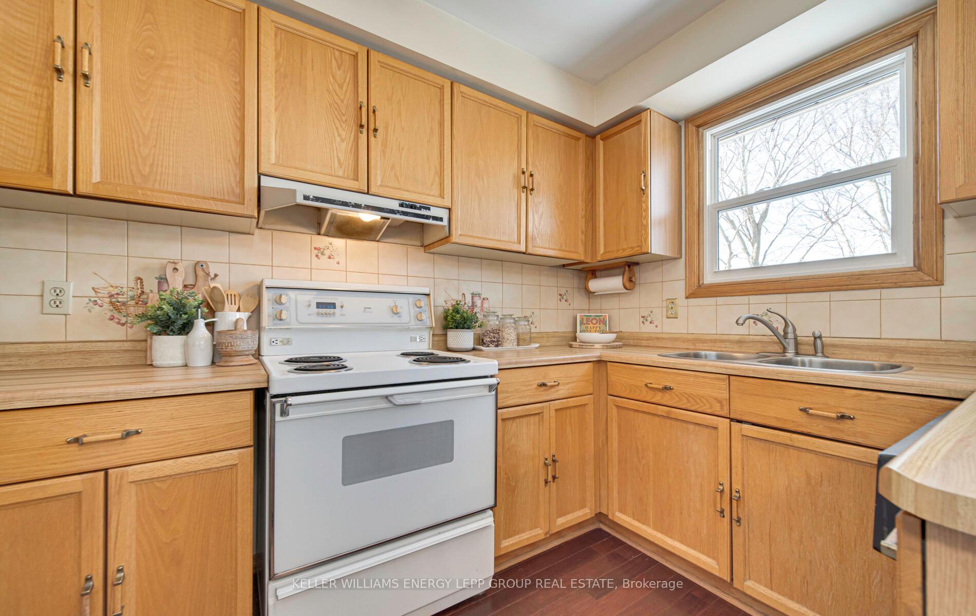 Photo 13 of 8 Hialeah Crescent, Whitby, Blue Grass Meadows — HOMEH