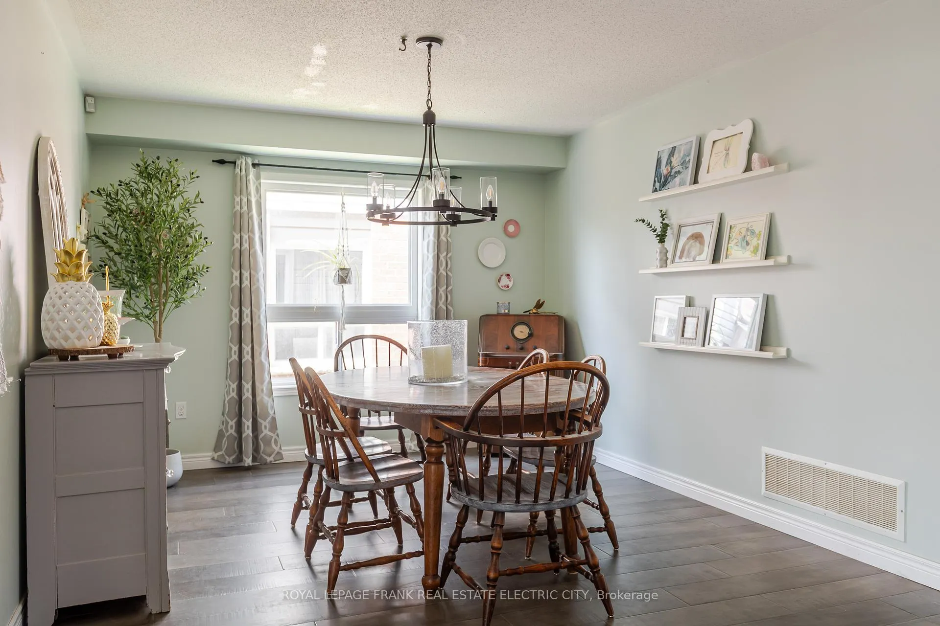 Photo 12 of 664 Tully Crescent, Peterborough, Monaghan Ward 2 — HOMEH