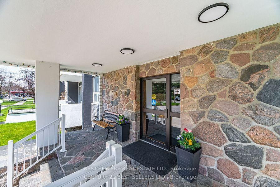Photo 2 of Unit 306, 151 La Rose Ave, Etobicoke, Humber Heights — HOMEH