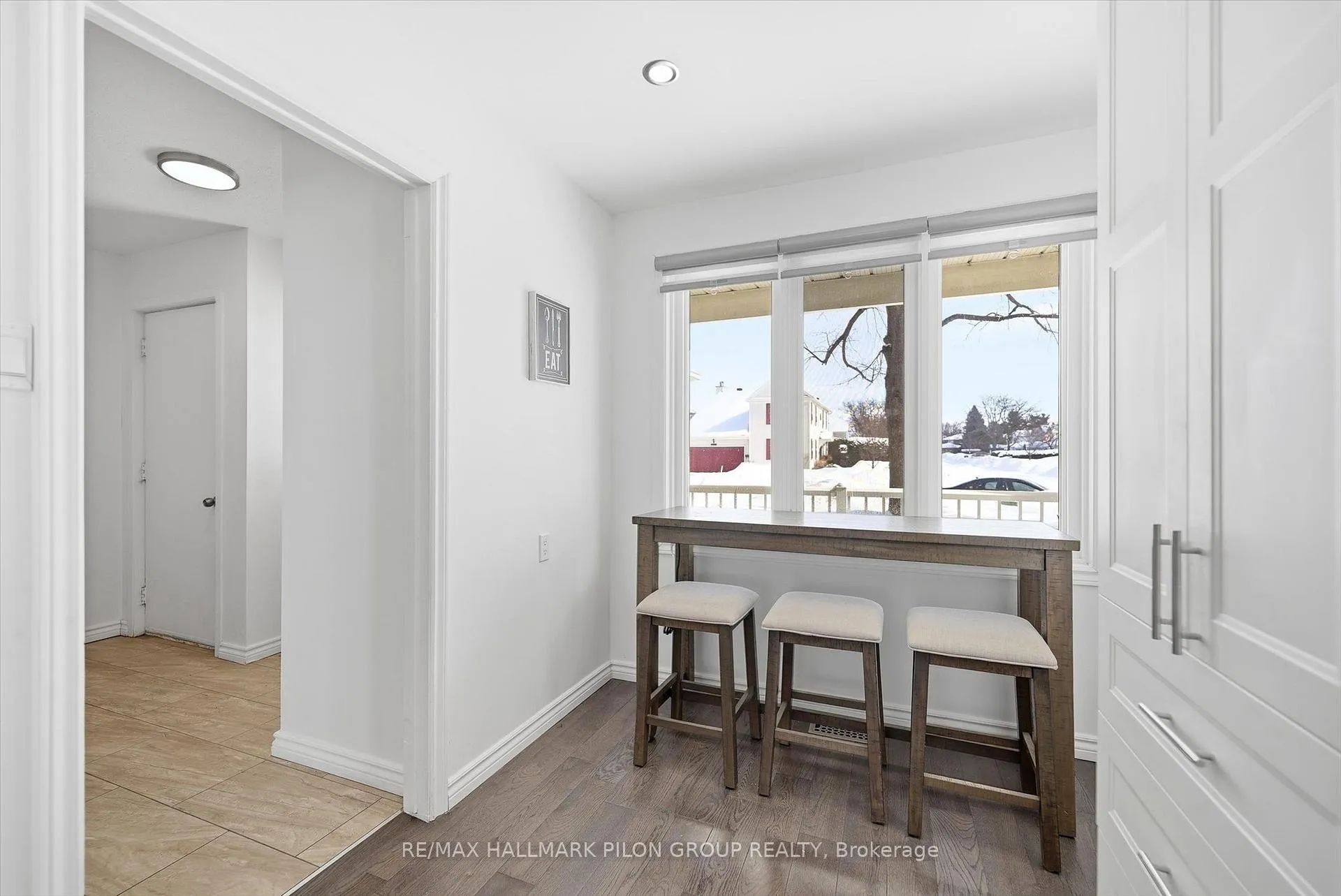 Photo 4 of 284 Mceachern Crescent, Ottawa, Bilberry Creek/Queenswood Heights — HOMEH