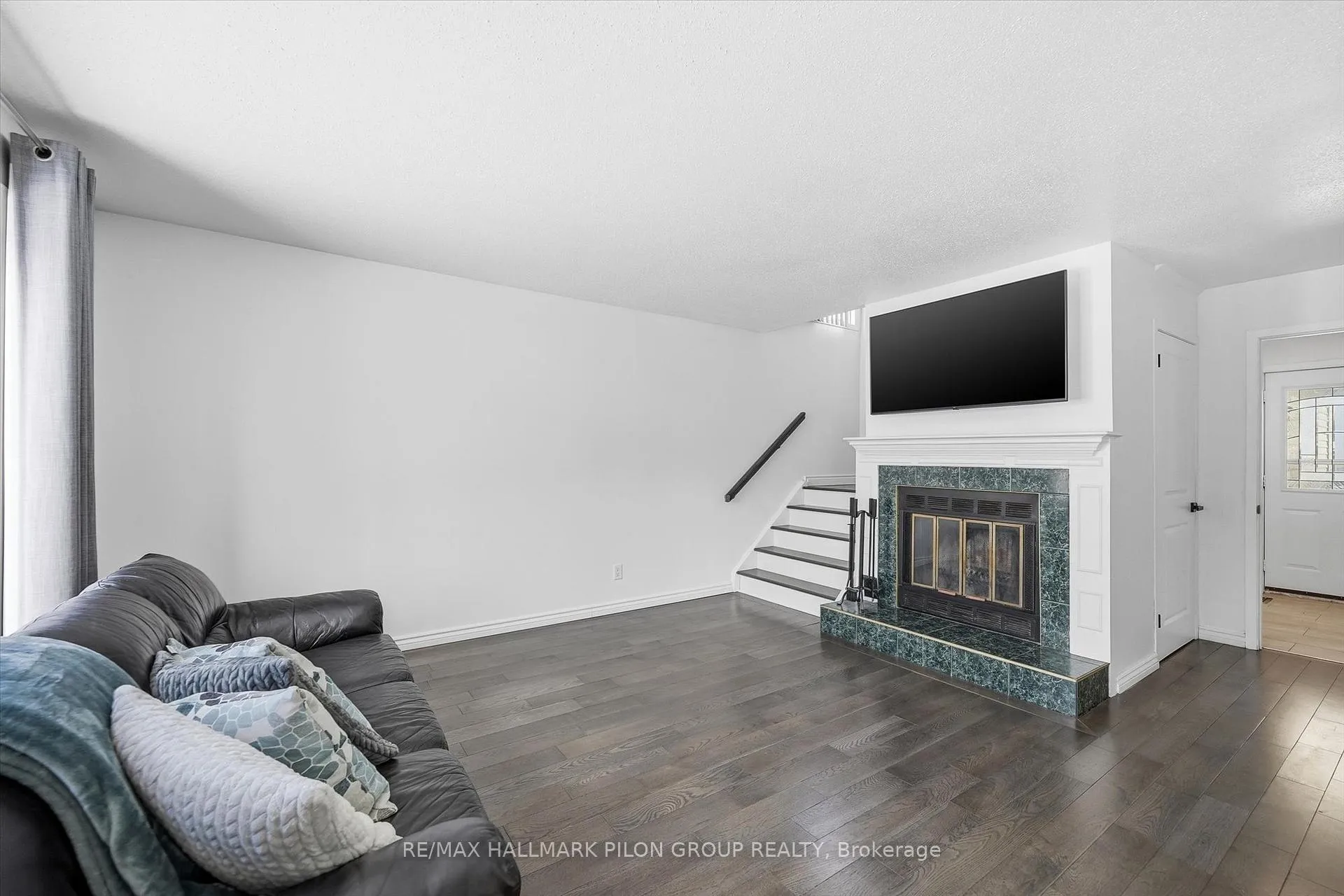 Photo 9 of 284 Mceachern Crescent, Ottawa, Bilberry Creek/Queenswood Heights — HOMEH
