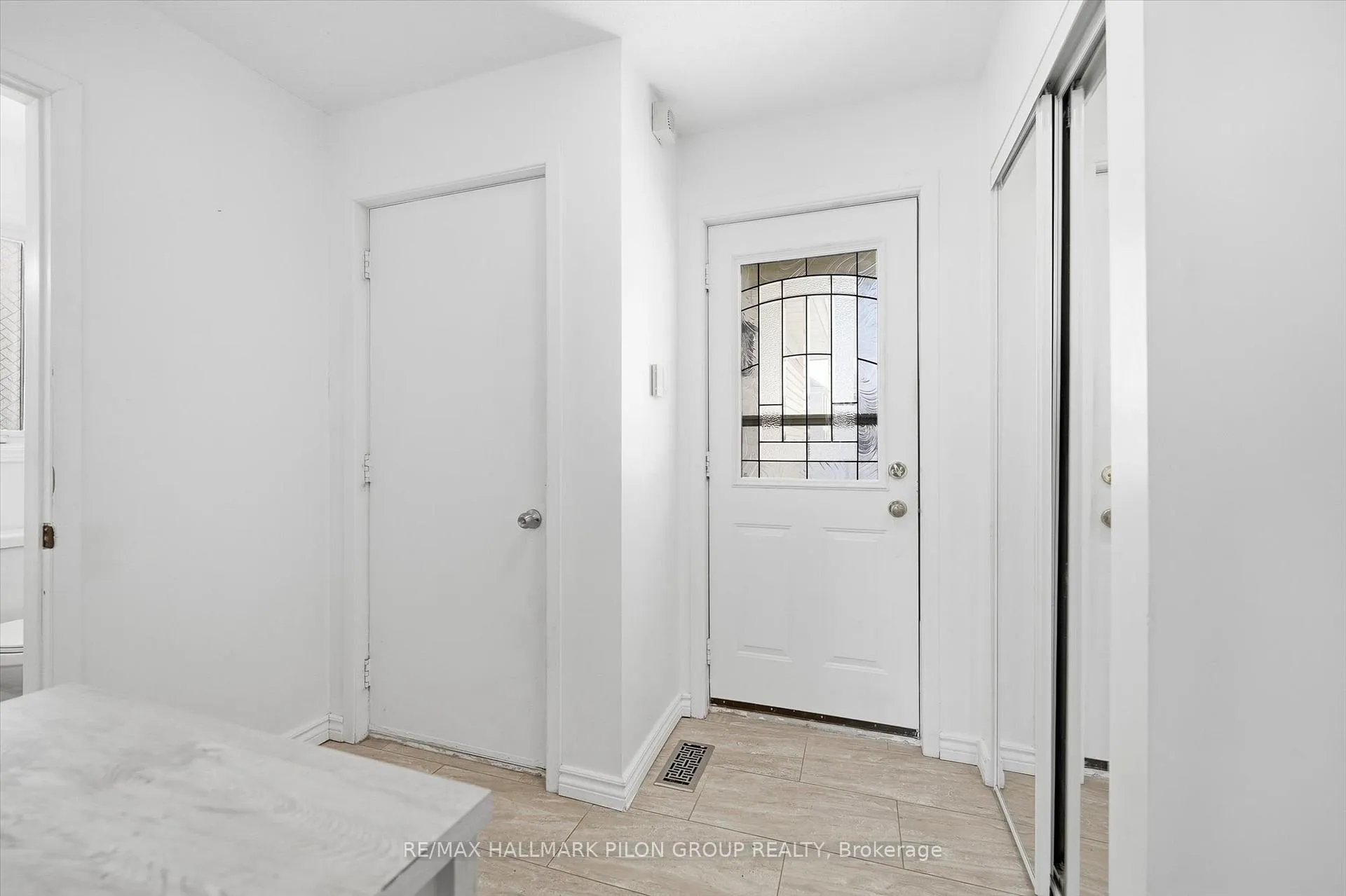 Photo 12 of 284 Mceachern Crescent, Ottawa, Bilberry Creek/Queenswood Heights — HOMEH
