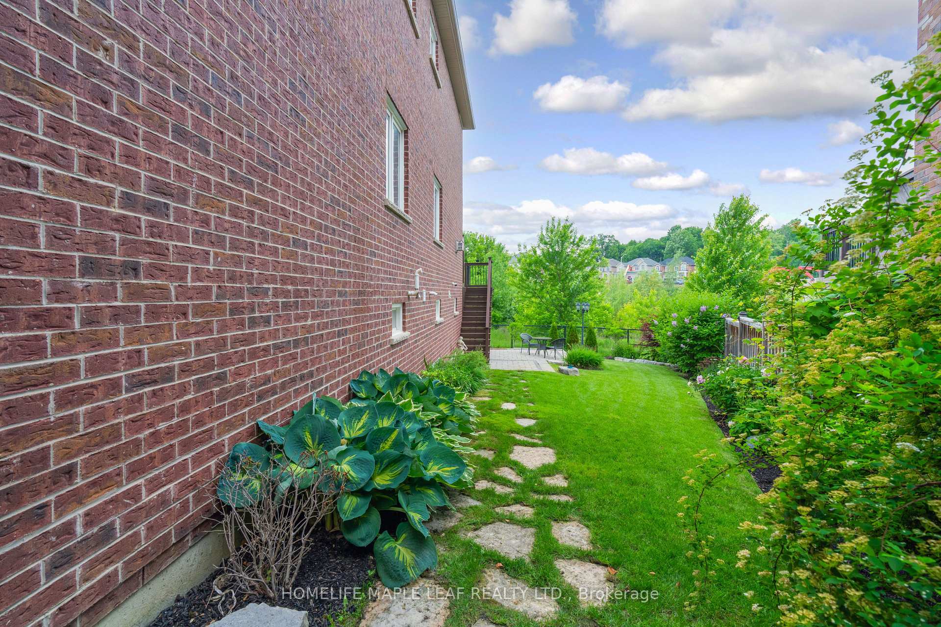 Photo 37 of 76 Gentile Circle, Vaughan, Elder Mills — HOMEH