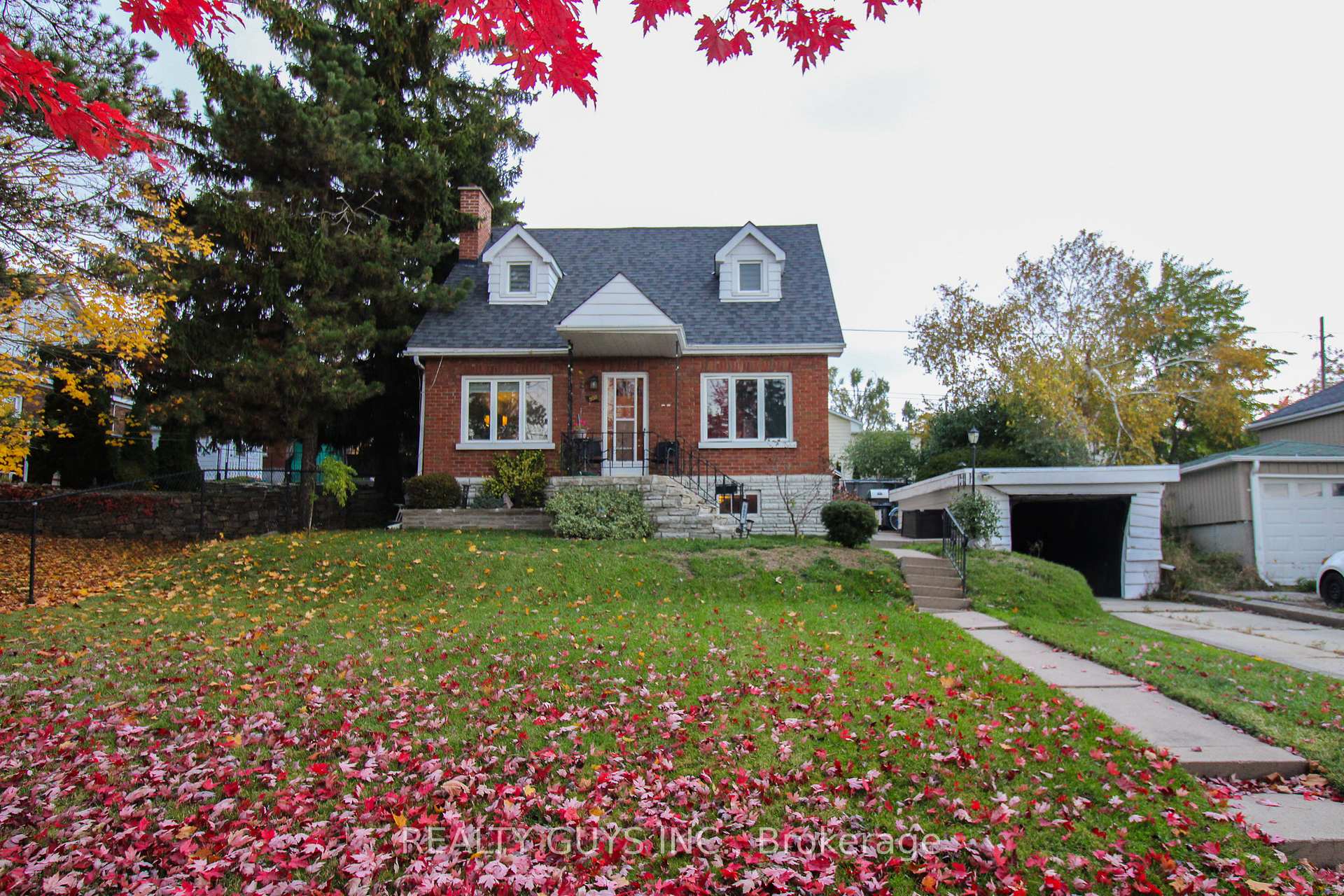 Photo 3 of 502 Wellington Street, Peterborough, Northcrest Ward 5 — HOMEH