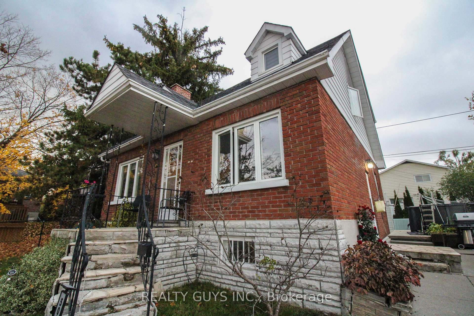 Photo 7 of 502 Wellington Street, Peterborough, Northcrest Ward 5 — HOMEH