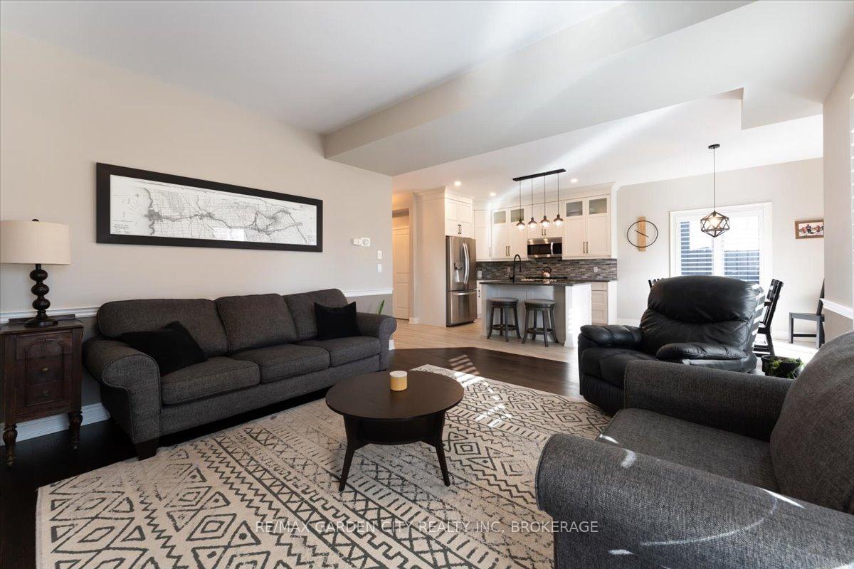 Photo 13 of 23 Willowbrook Drive, Welland, West Welland — HOMEH