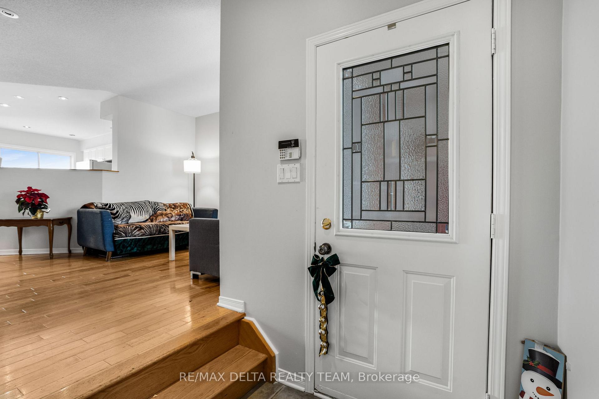 Photo 3 of 2044 Scully Way E, Ottawa, Fallingbrook/Gardenway South — HOMEH