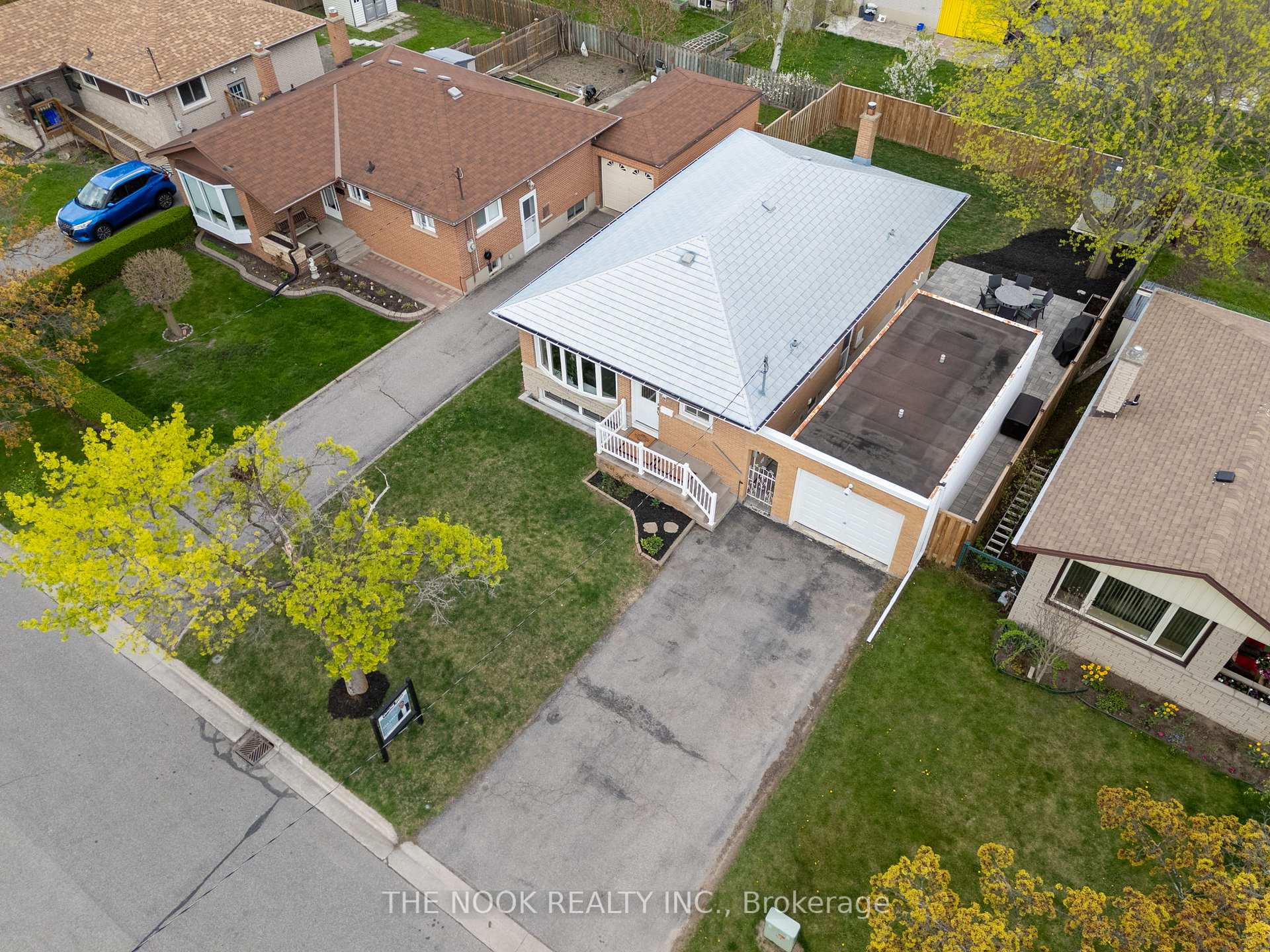 Photo 3 of 73 Vancouver Court, Oshawa, Vanier — HOMEH