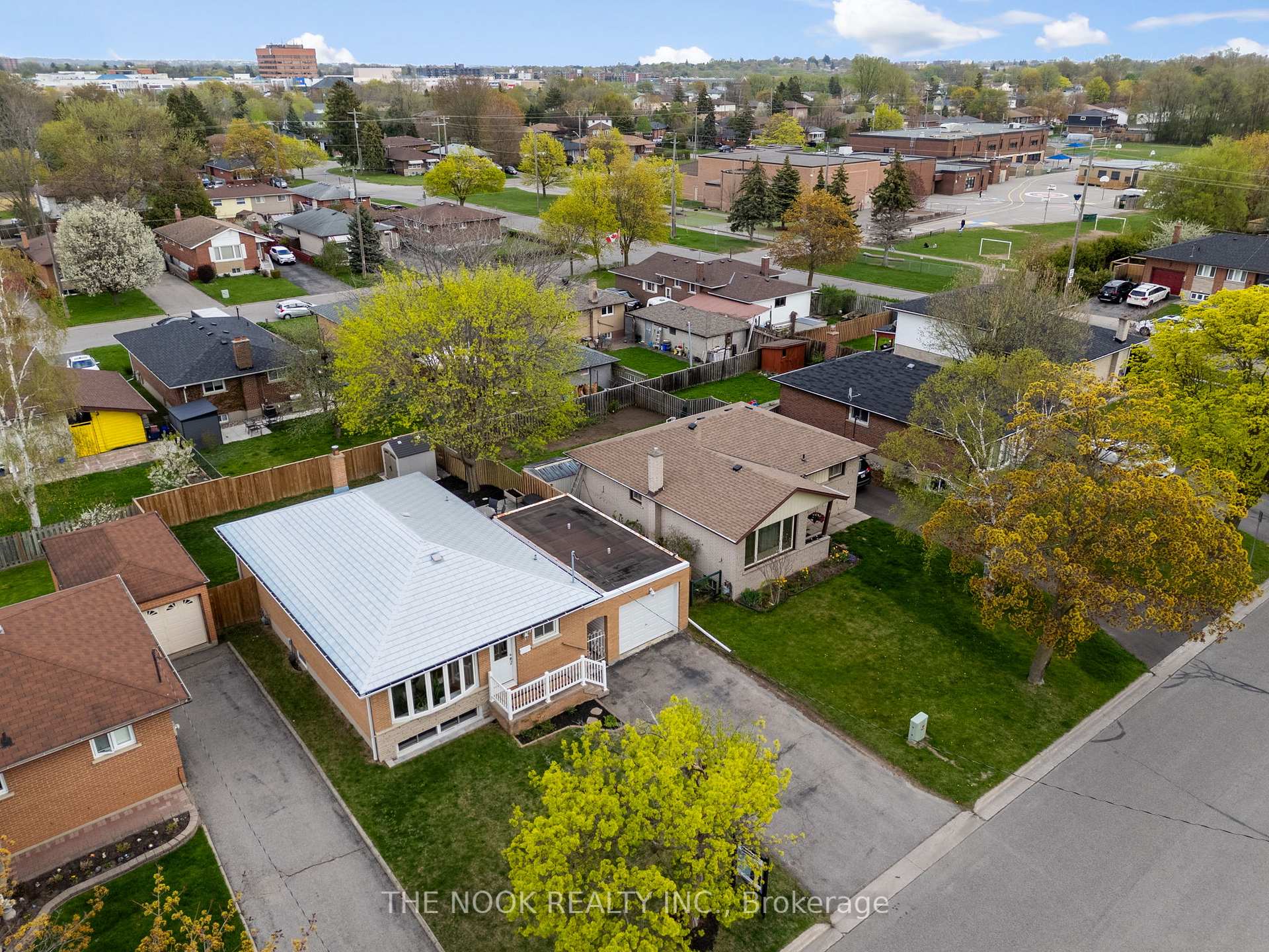 Photo 4 of 73 Vancouver Court, Oshawa, Vanier — HOMEH