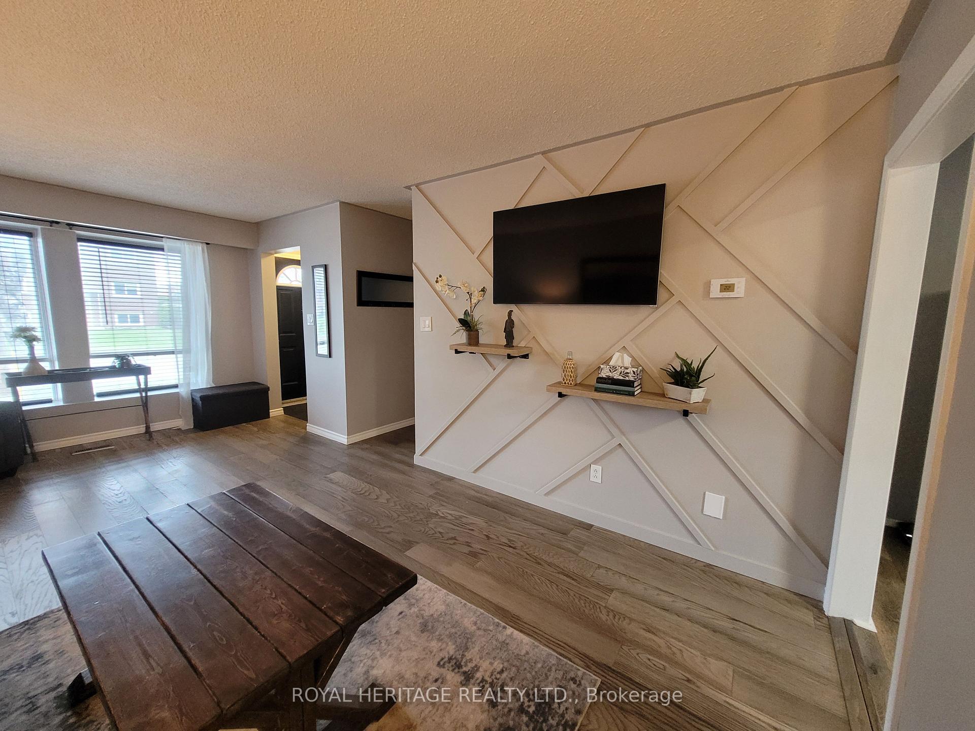 Photo 4 of 681 Athol Street E, Oshawa, Donevan — HOMEH