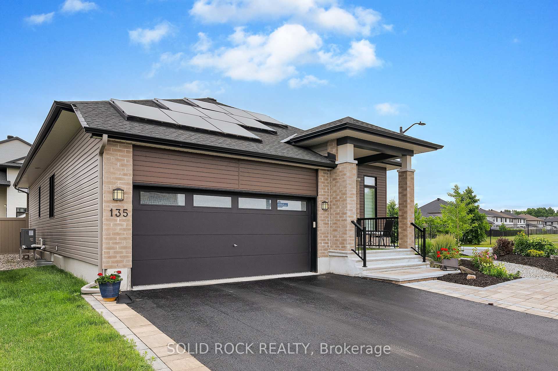 Photo 2 of 135 Pathfinder Way, Ottawa, Riverside South/Gloucester Glen — HOMEH