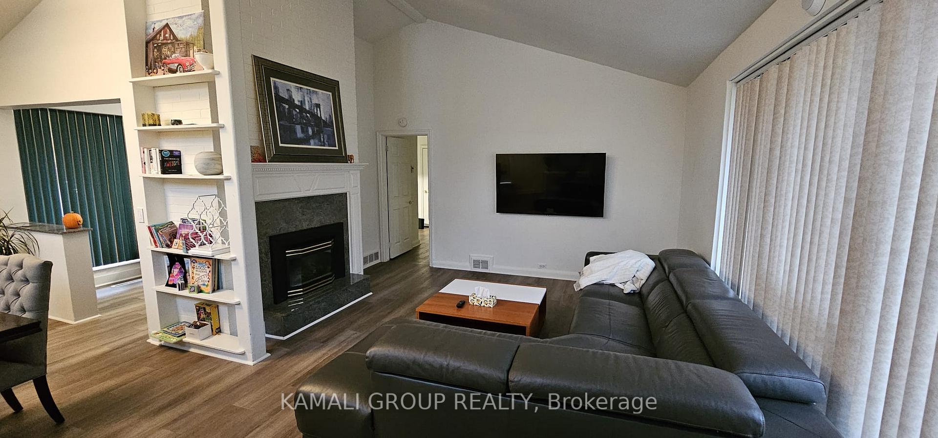Photo 4 of 35 Starlight Crescent, Richmond Hill, Mill Pond — HOMEH