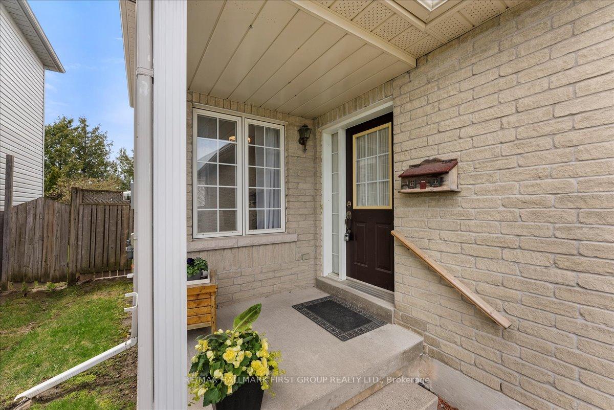 Photo 5 of 1035 Grandlea Court, Oshawa, Pinecrest — HOMEH