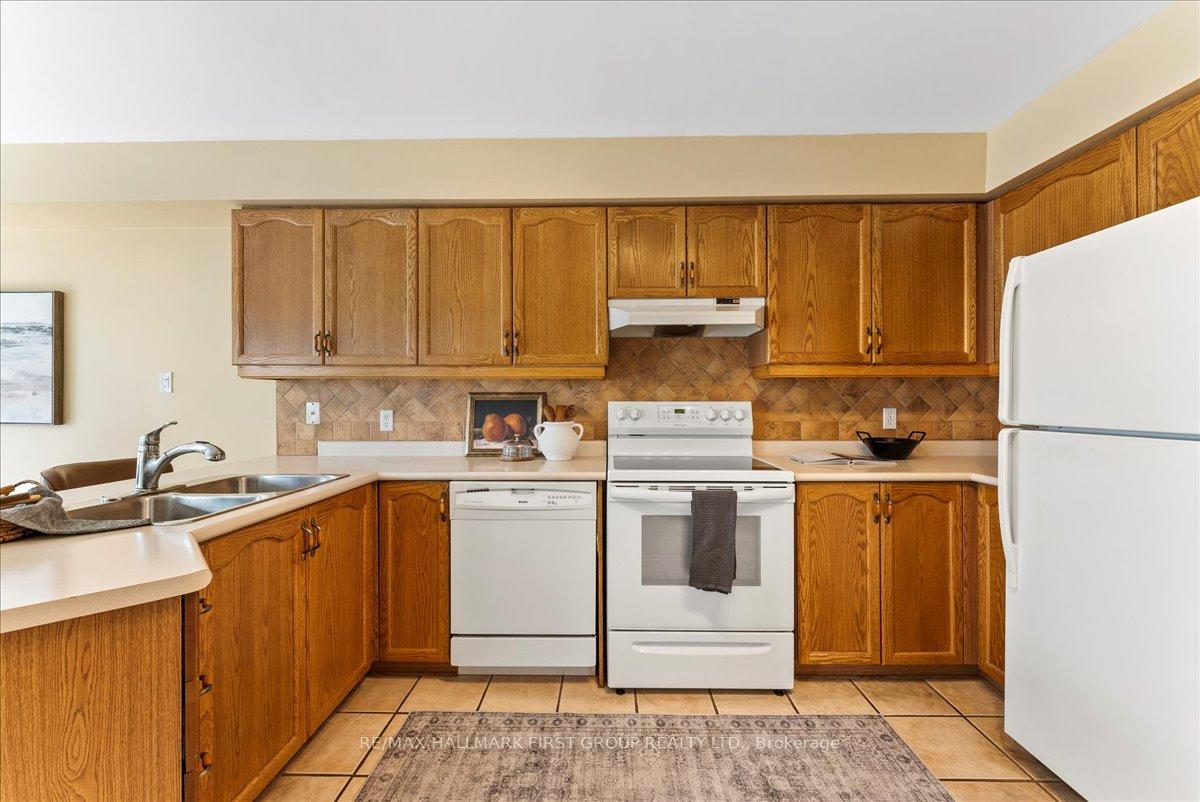 Photo 12 of 1035 Grandlea Court, Oshawa, Pinecrest — HOMEH