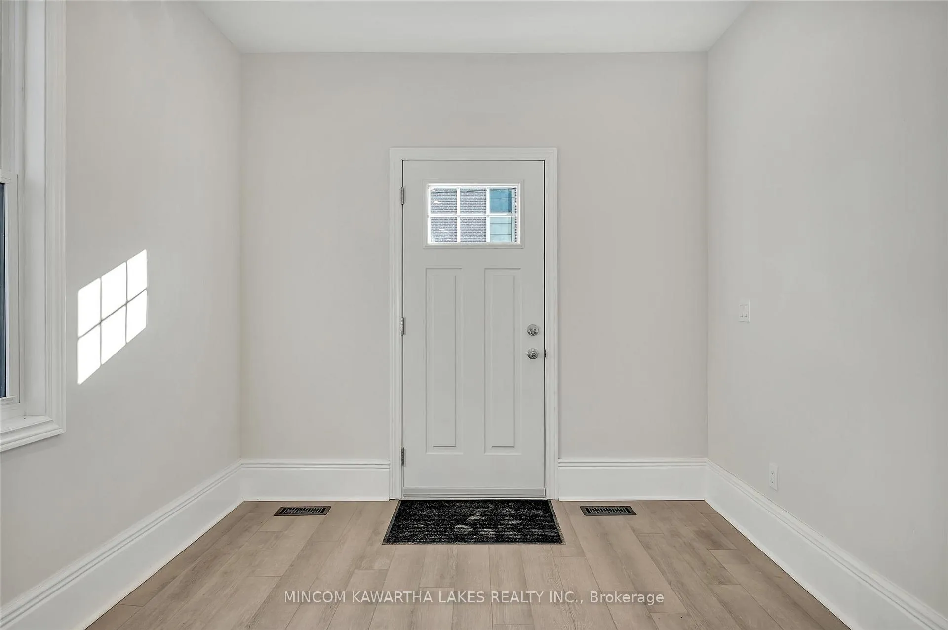 Photo 3 of 588 Wolfe Street, Peterborough, Town Ward 3 — HOMEH