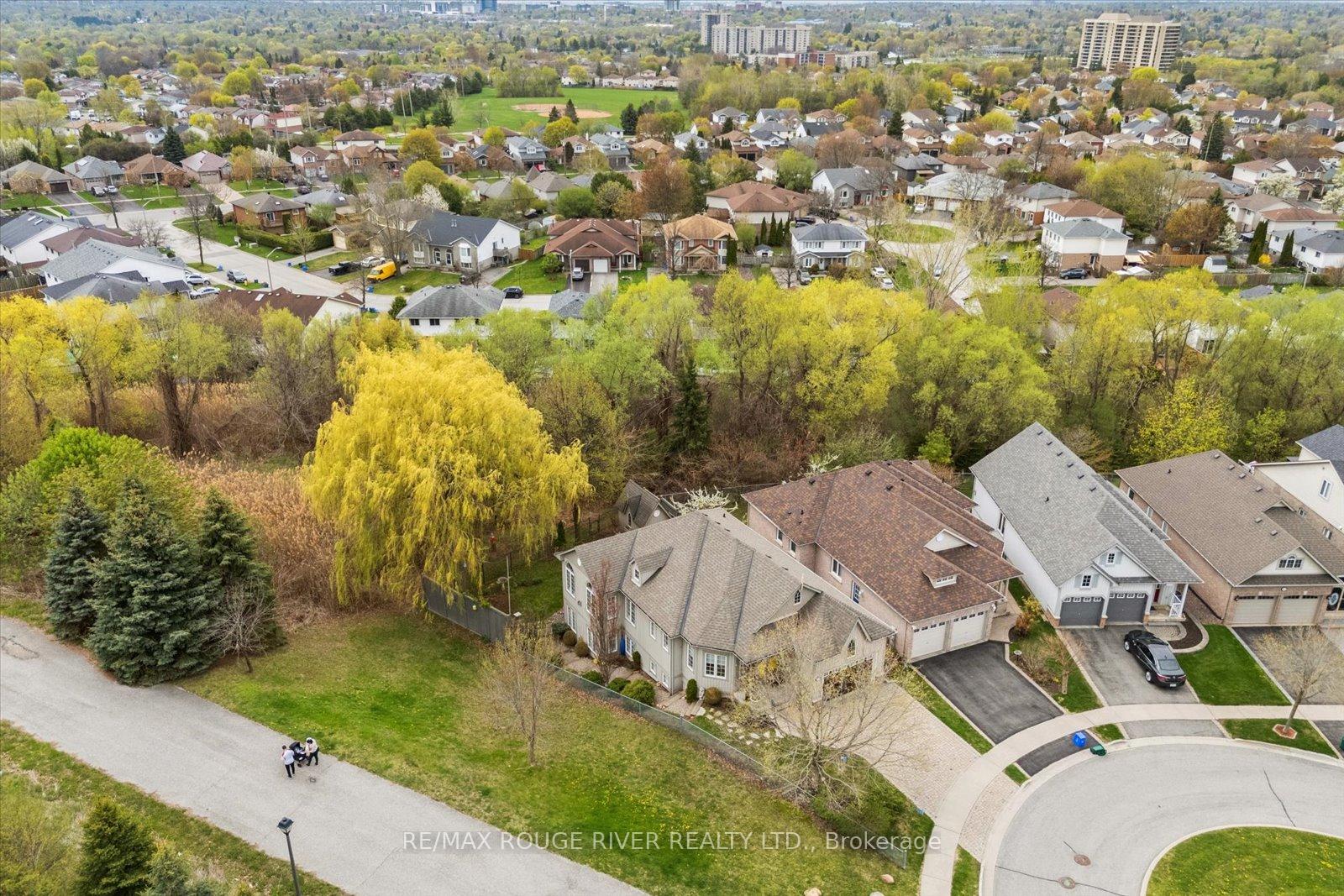 Photo 5 of 839 Greystone Court, Oshawa, Pinecrest — HOMEH