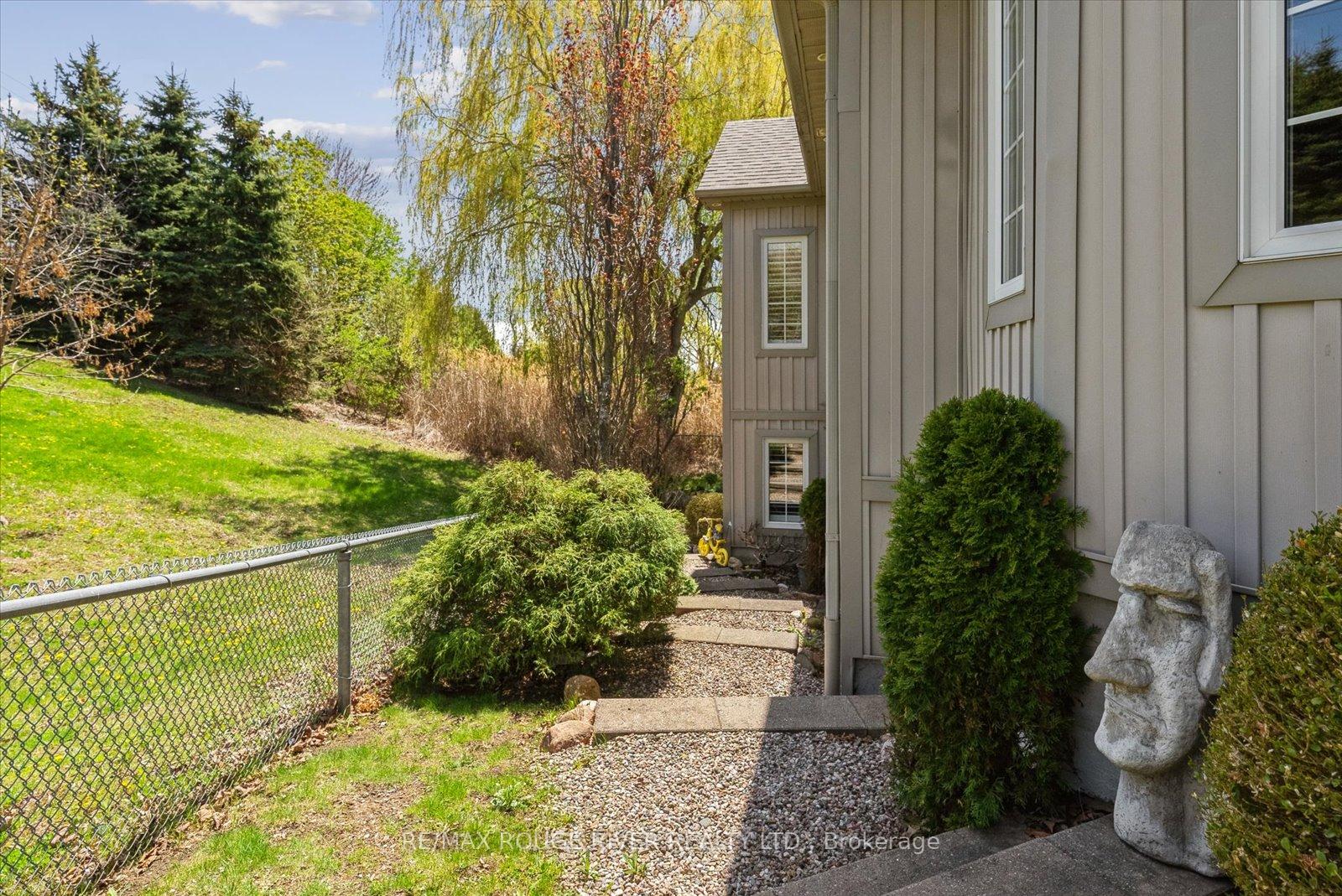 Photo 6 of 839 Greystone Court, Oshawa, Pinecrest — HOMEH