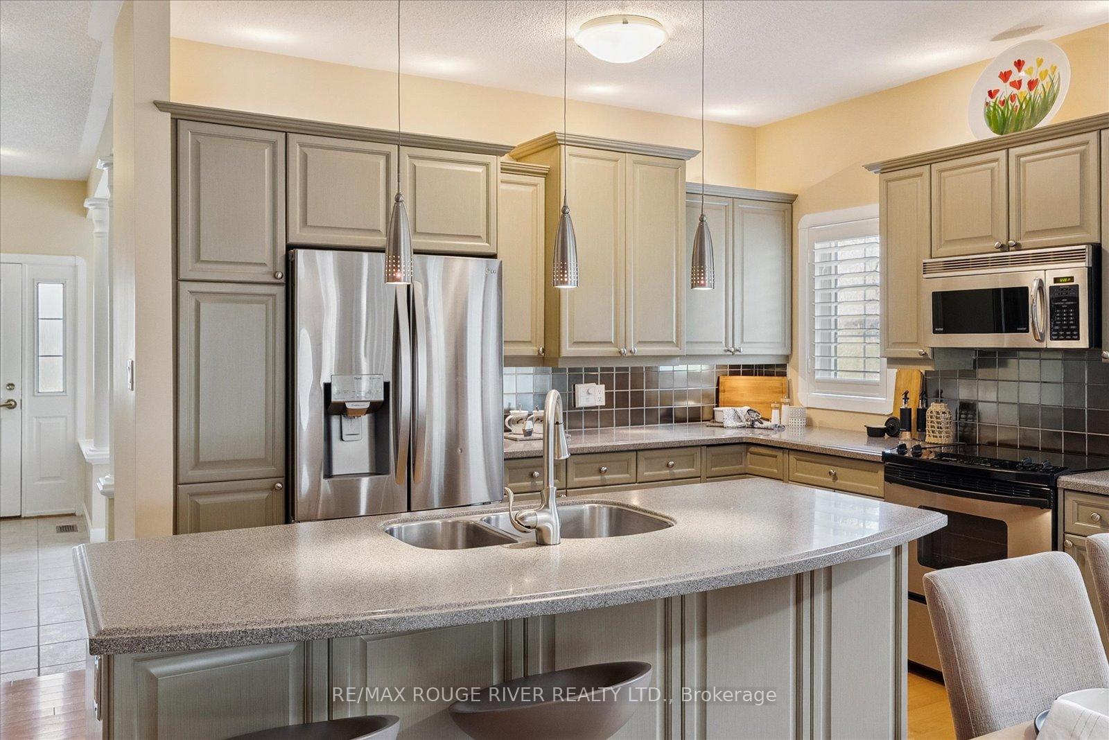 Photo 11 of 839 Greystone Court, Oshawa, Pinecrest — HOMEH
