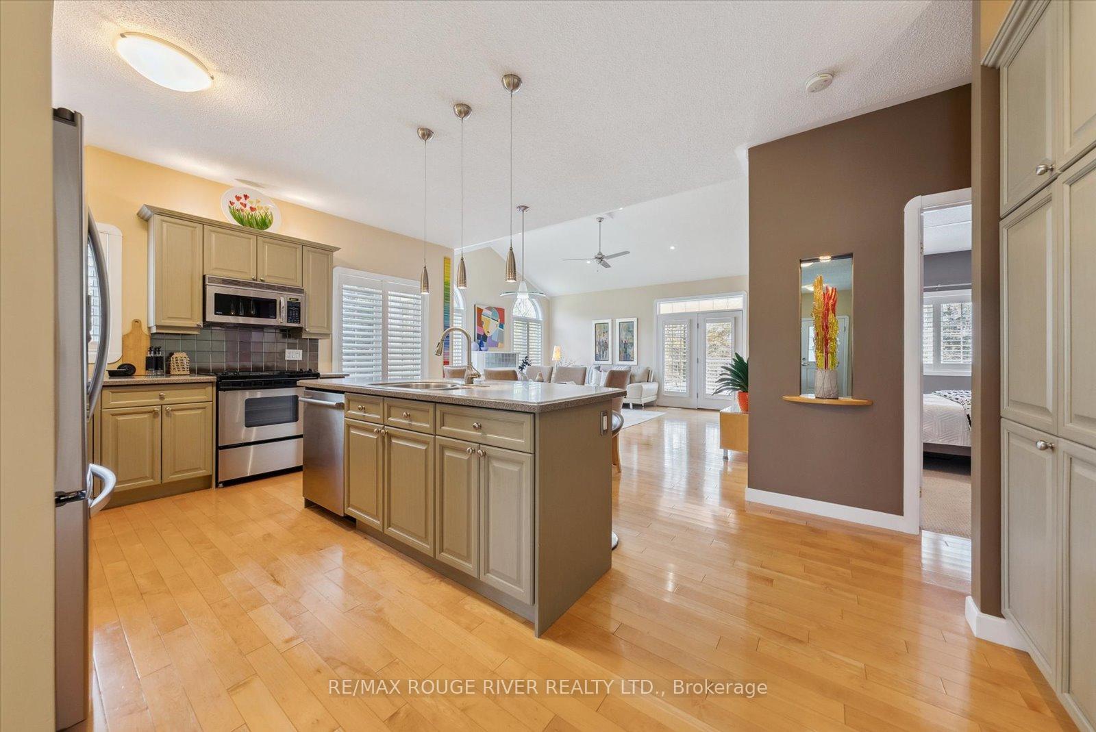 Photo 13 of 839 Greystone Court, Oshawa, Pinecrest — HOMEH