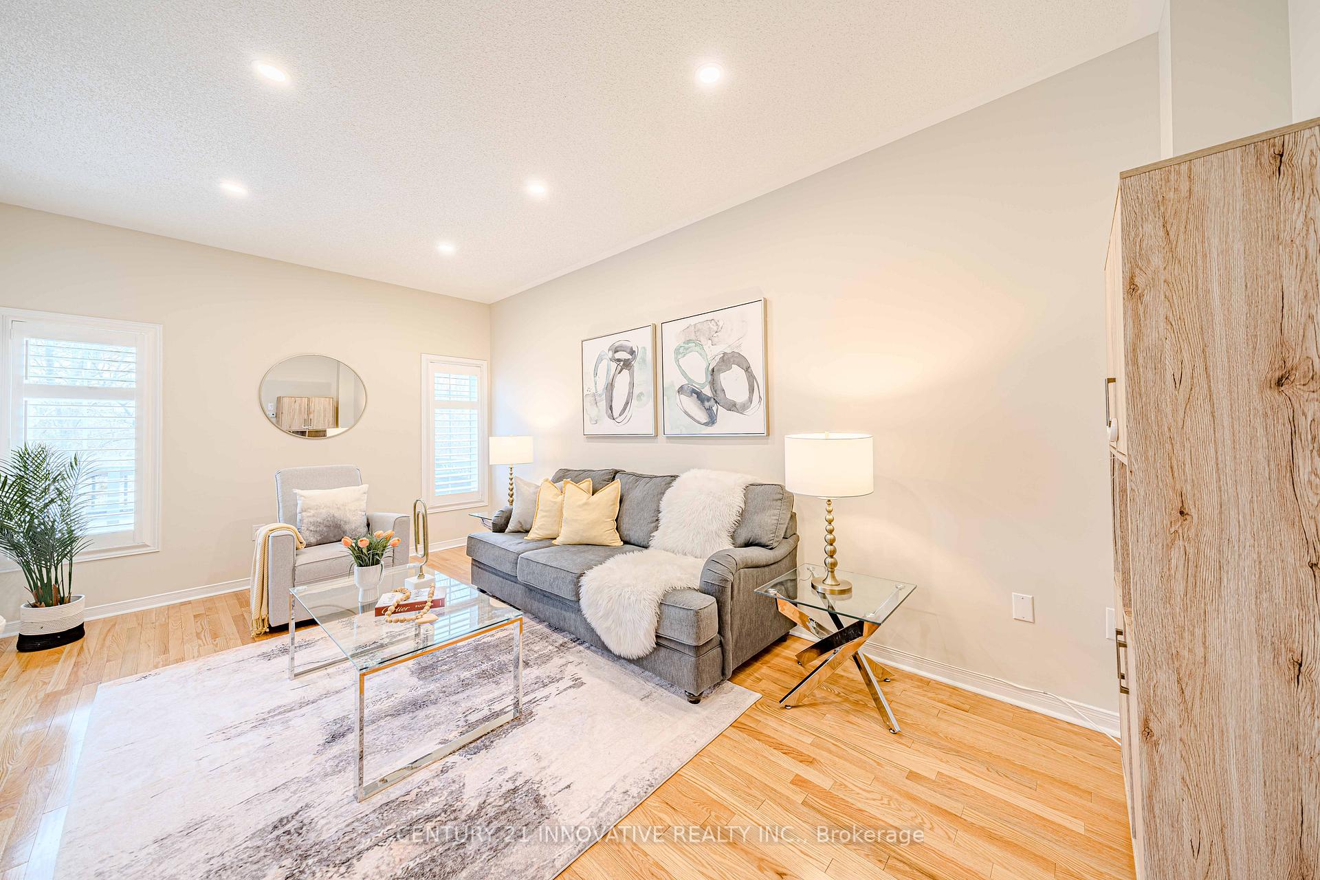Photo 3 of 68 Gentile Circle W, Vaughan, Elder Mills — HOMEH