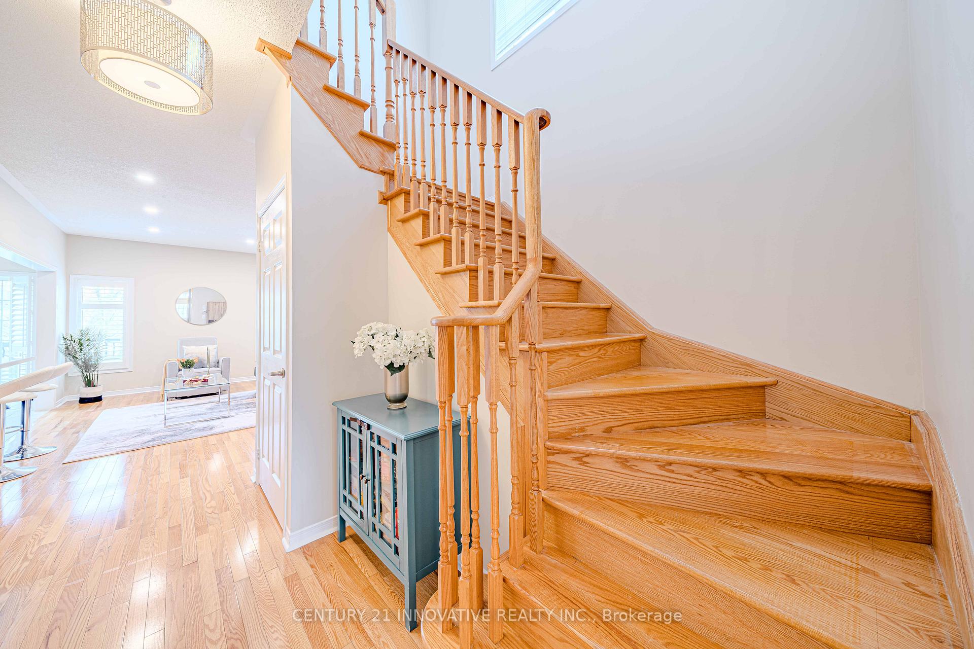Photo 7 of 68 Gentile Circle W, Vaughan, Elder Mills — HOMEH