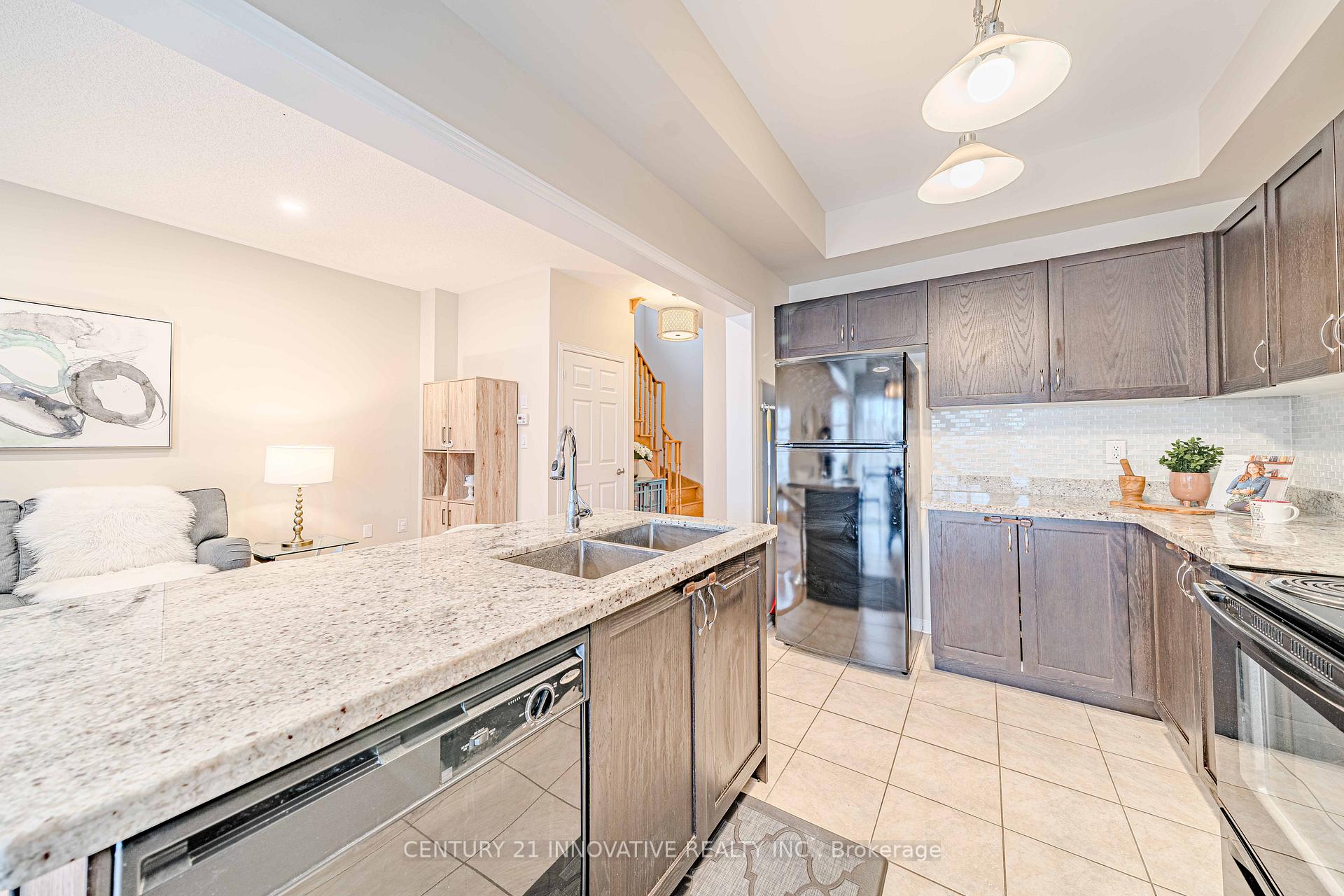 Photo 12 of 68 Gentile Circle W, Vaughan, Elder Mills — HOMEH