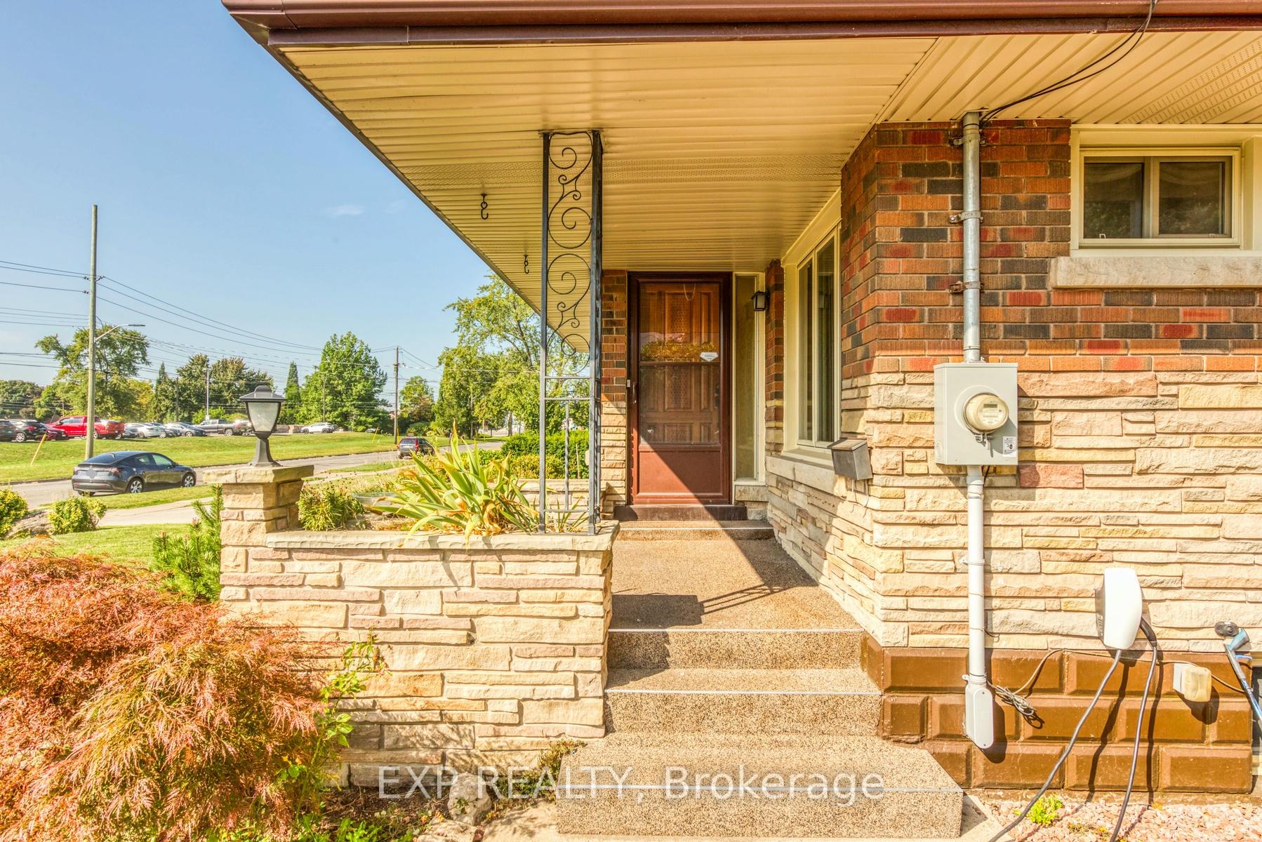 Photo 3 of 54 Third Street, Welland, Lincoln/Crowland — HOMEH