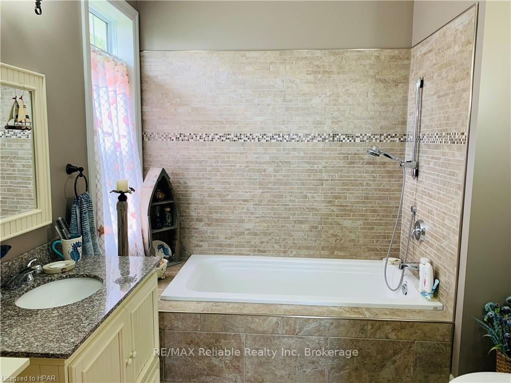 Photo 14 of 22 Thimbleweed Drive, Bluewater, Bayfield — HOMEH