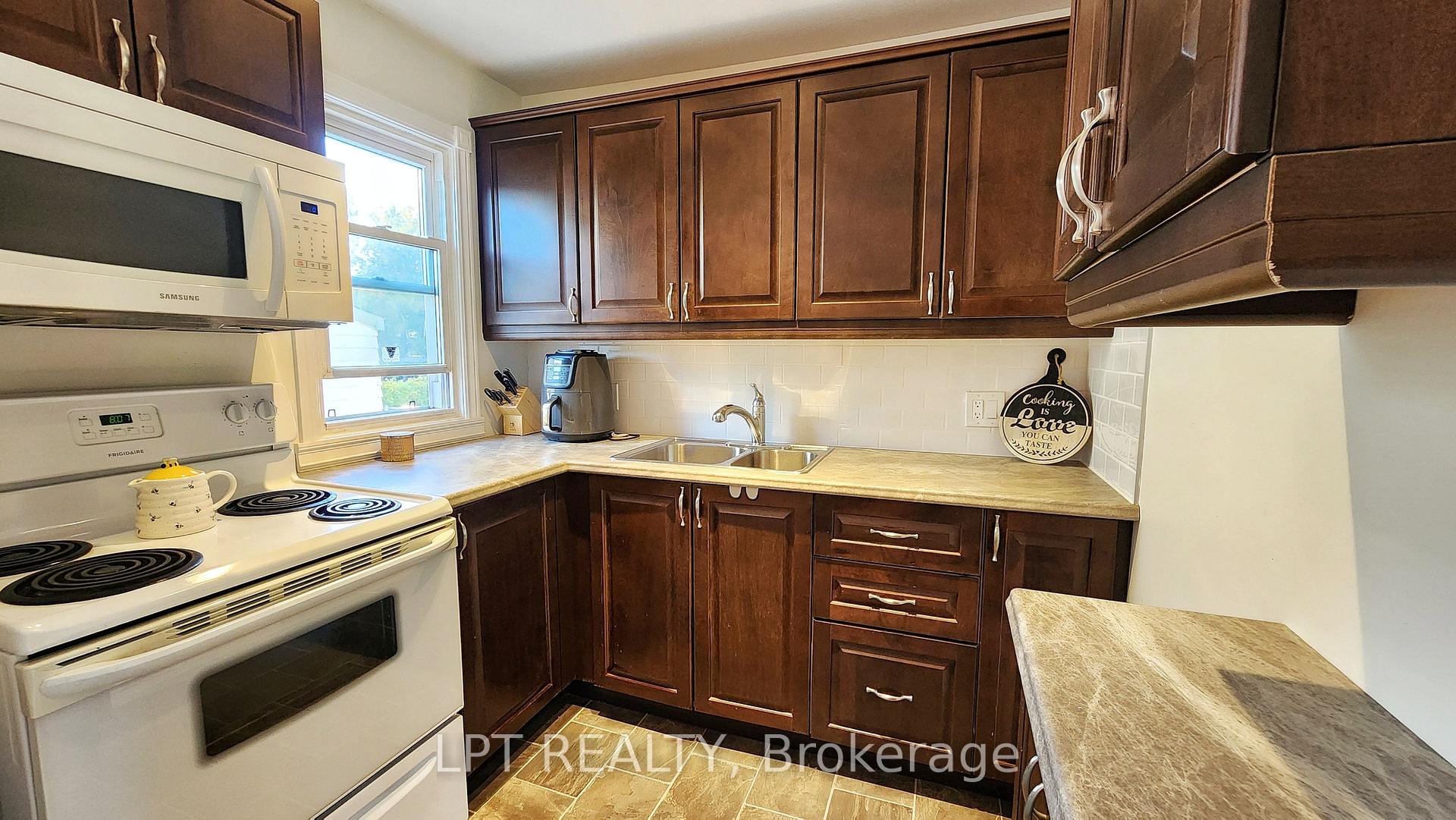 Photo 6 of 772 Duffus Street, Peterborough, Otonabee Ward 1 — HOMEH
