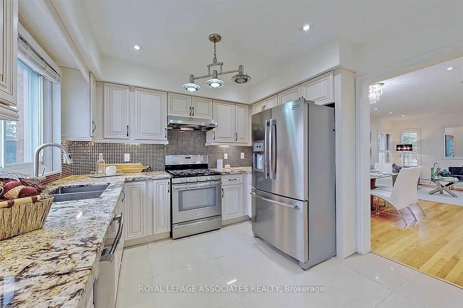 Photo 2 of Unit UPPER, 44 Alpine Crescent, Richmond Hill, Rouge Woods — HOMEH