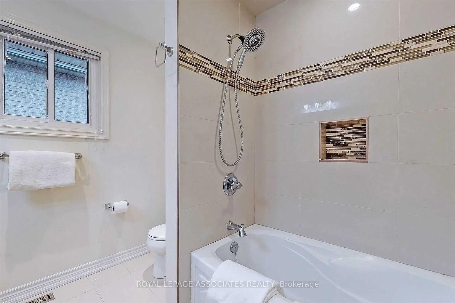 Photo 5 of Unit UPPER, 44 Alpine Crescent, Richmond Hill, Rouge Woods — HOMEH