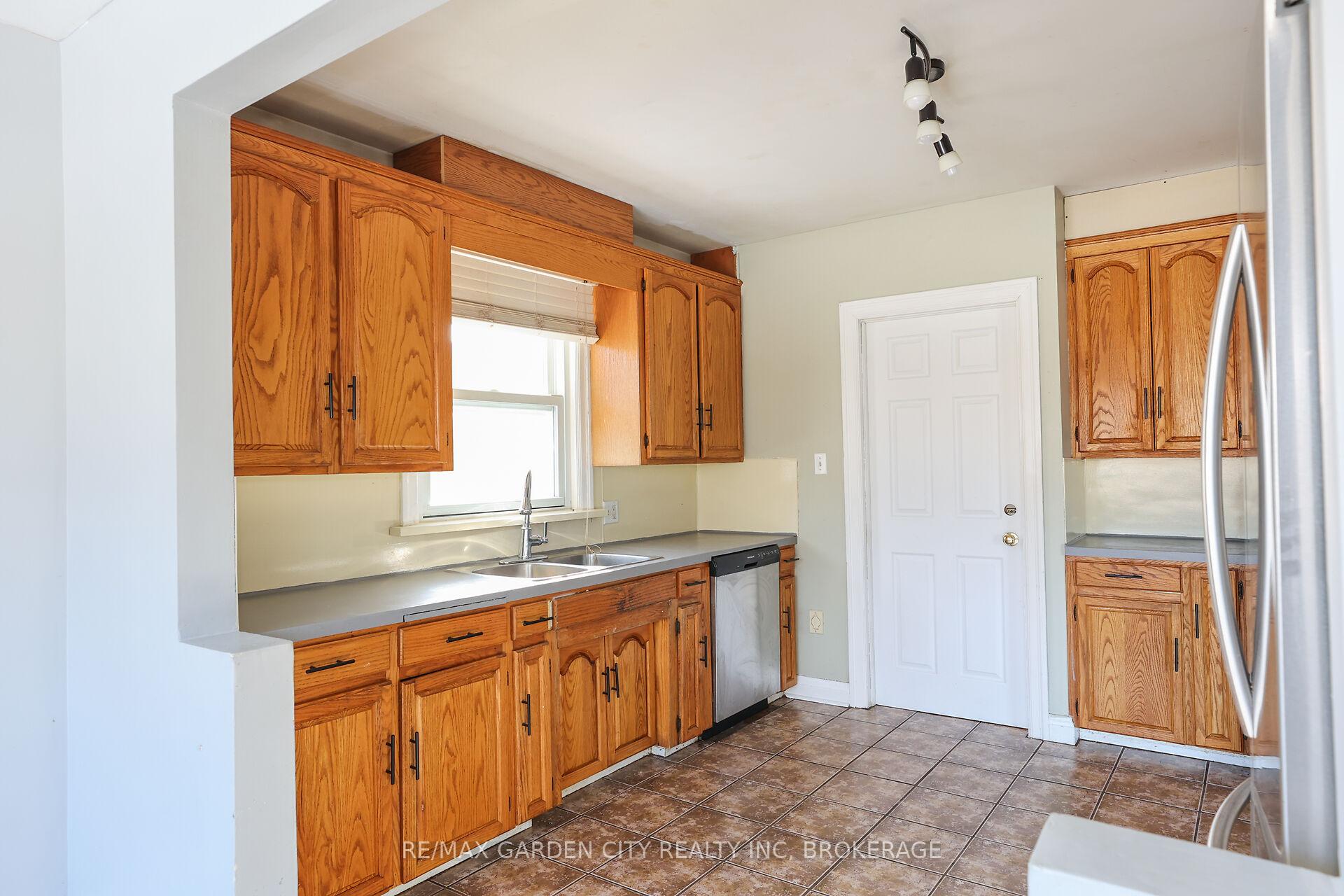 Photo 4 of 133 Lyons Avenue, Welland, Lincoln/Crowland — HOMEH
