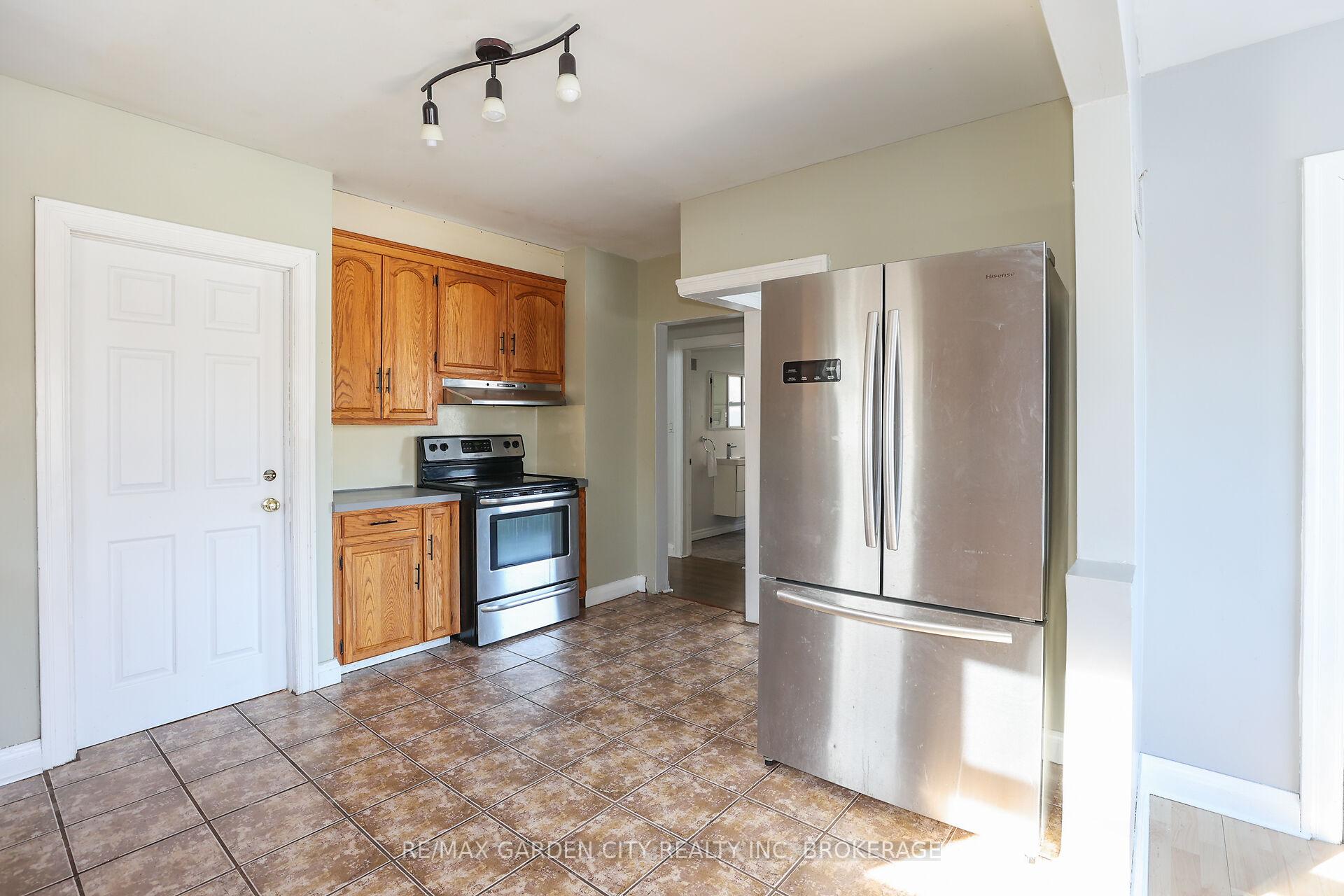 Photo 7 of 133 Lyons Avenue, Welland, Lincoln/Crowland — HOMEH