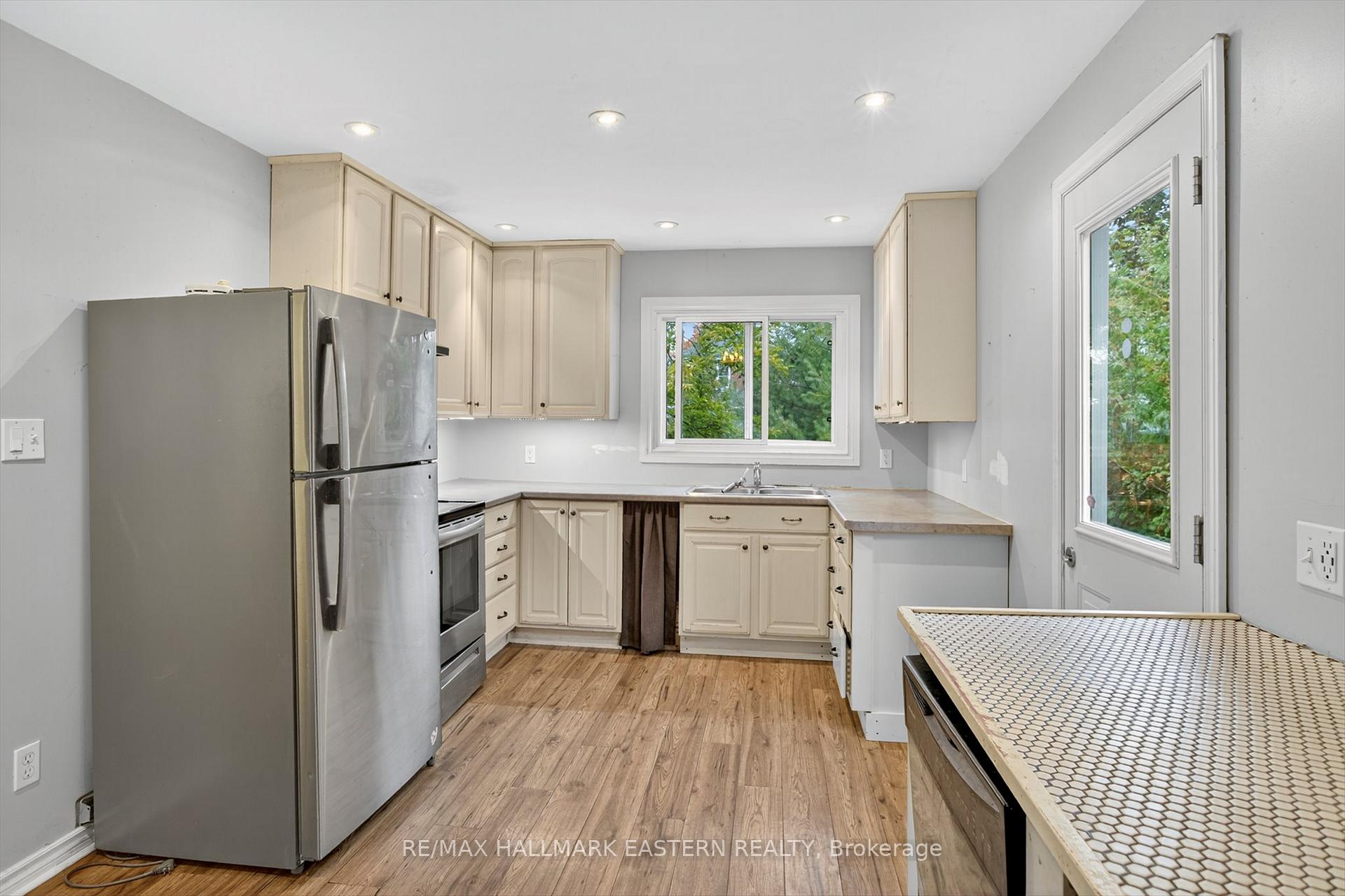 Photo 11 of 650 Bolivar Street, Peterborough, Town Ward 3 — HOMEH