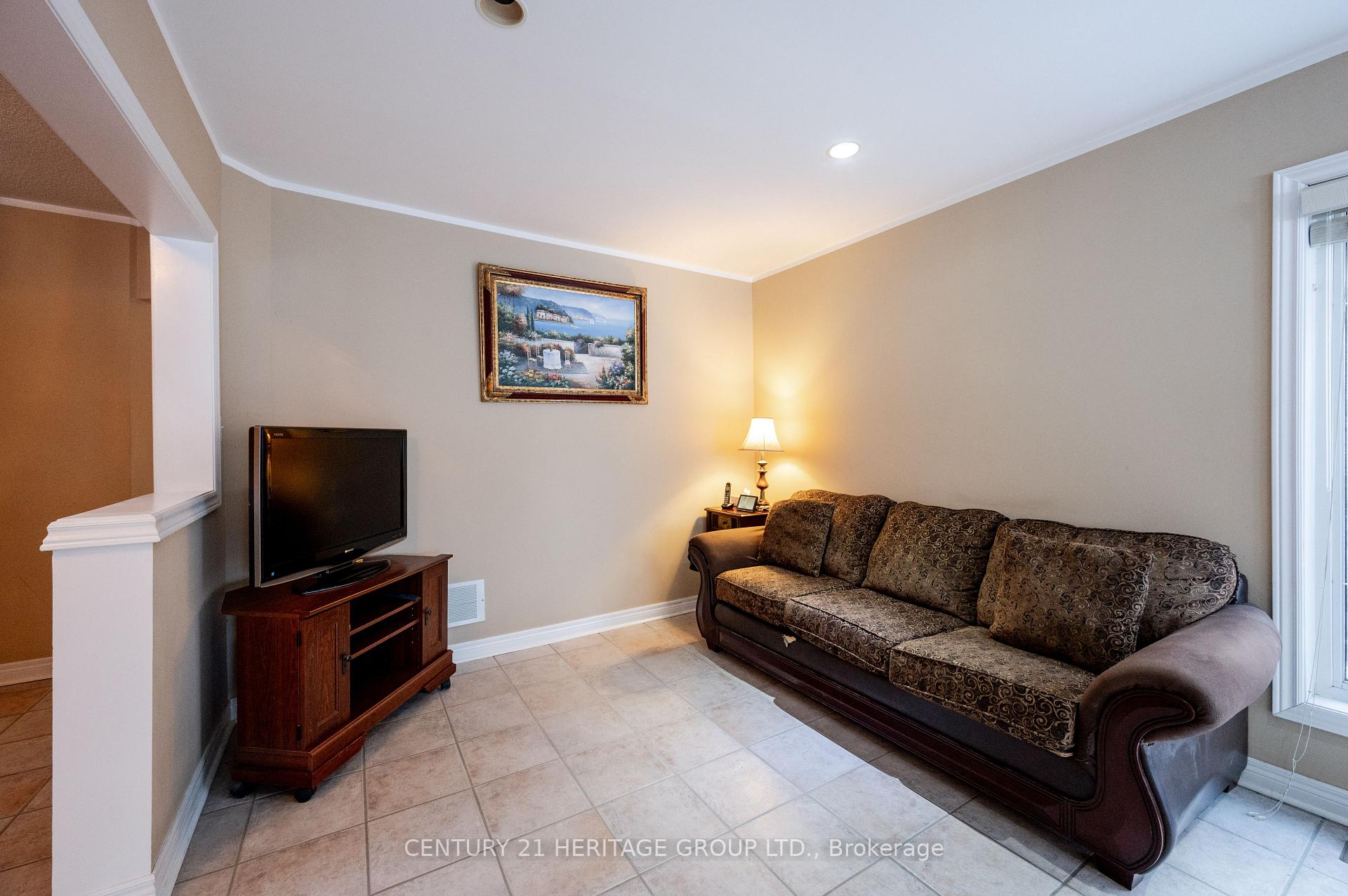Photo 8 of 73 Solway Avenue, Vaughan, Maple — HOMEH