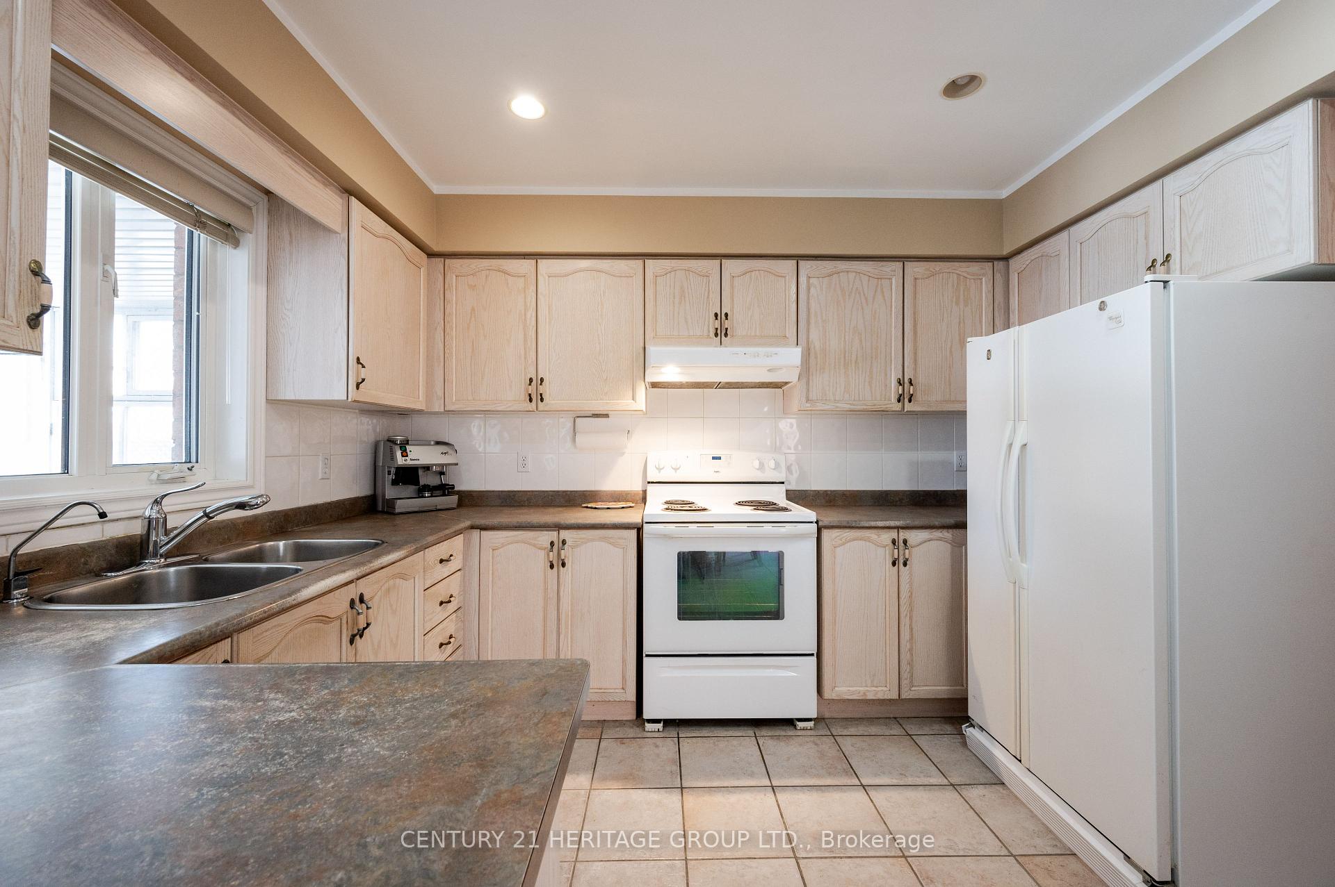 Photo 12 of 73 Solway Avenue, Vaughan, Maple — HOMEH