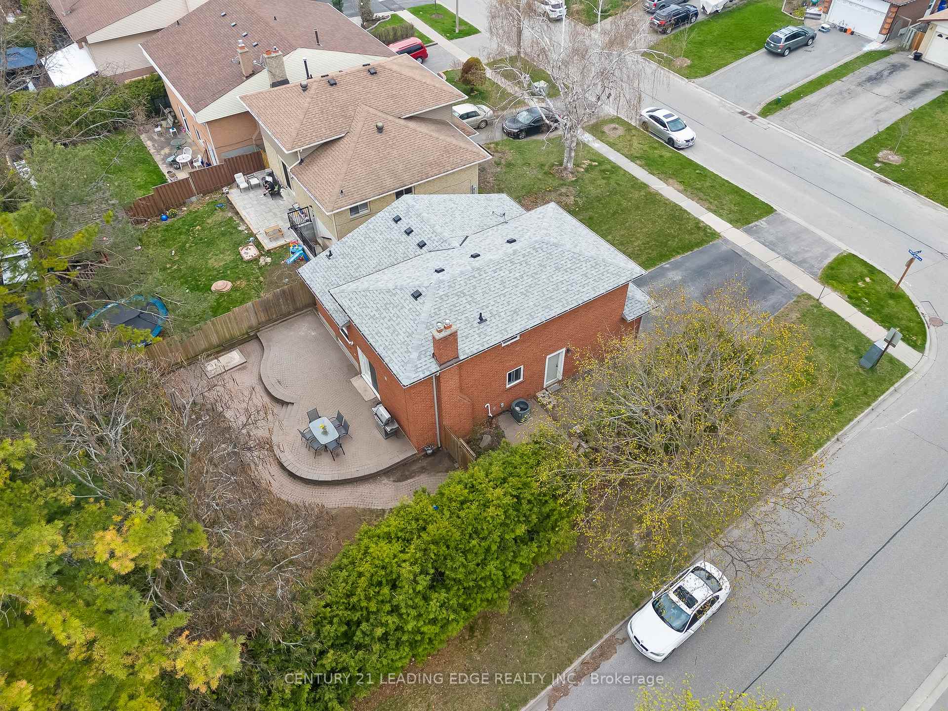 Photo 25 of 840 William Booth Crescent, Oshawa, Centennial — HOMEH