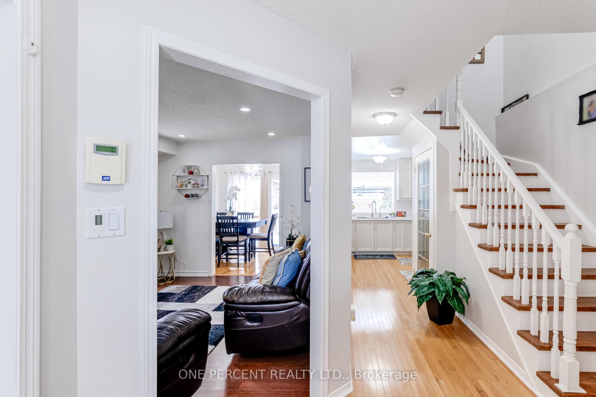 Photo 3 of 1624 Canadore Crescent, Oshawa, Samac — HOMEH