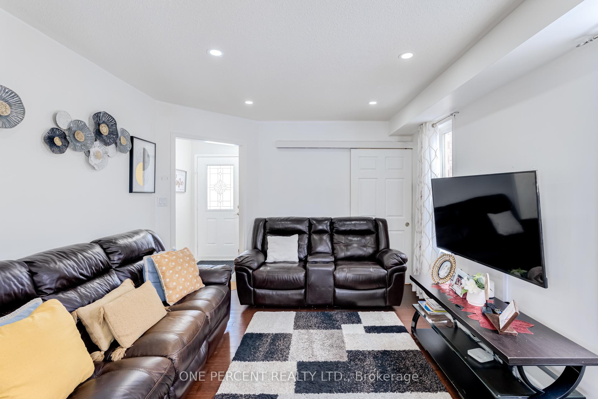 Photo 5 of 1624 Canadore Crescent, Oshawa, Samac — HOMEH