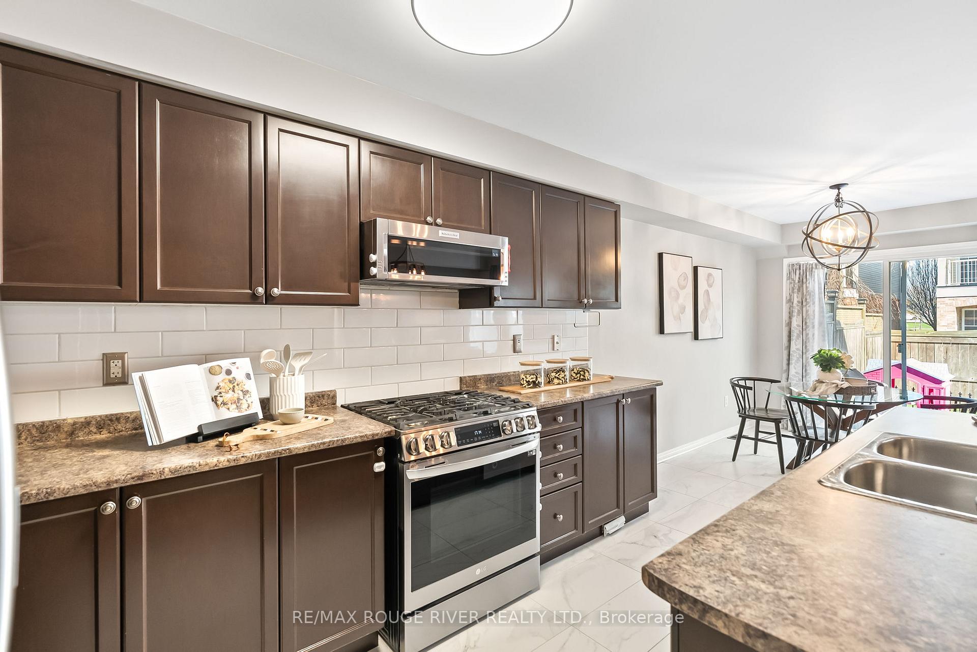 Photo 12 of 17 Stanhope Street, Whitby, Port Whitby — HOMEH