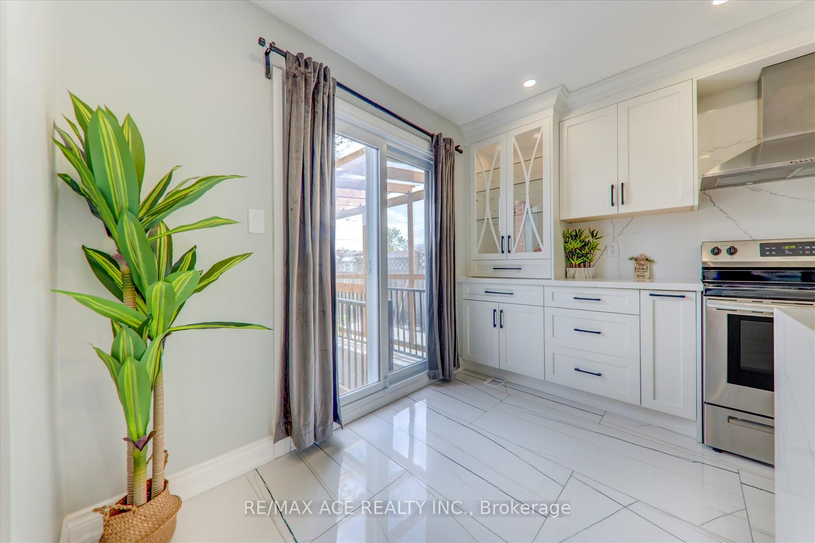 Photo 13 of 174 Anthony Lane, Vaughan, Glen Shields — HOMEH