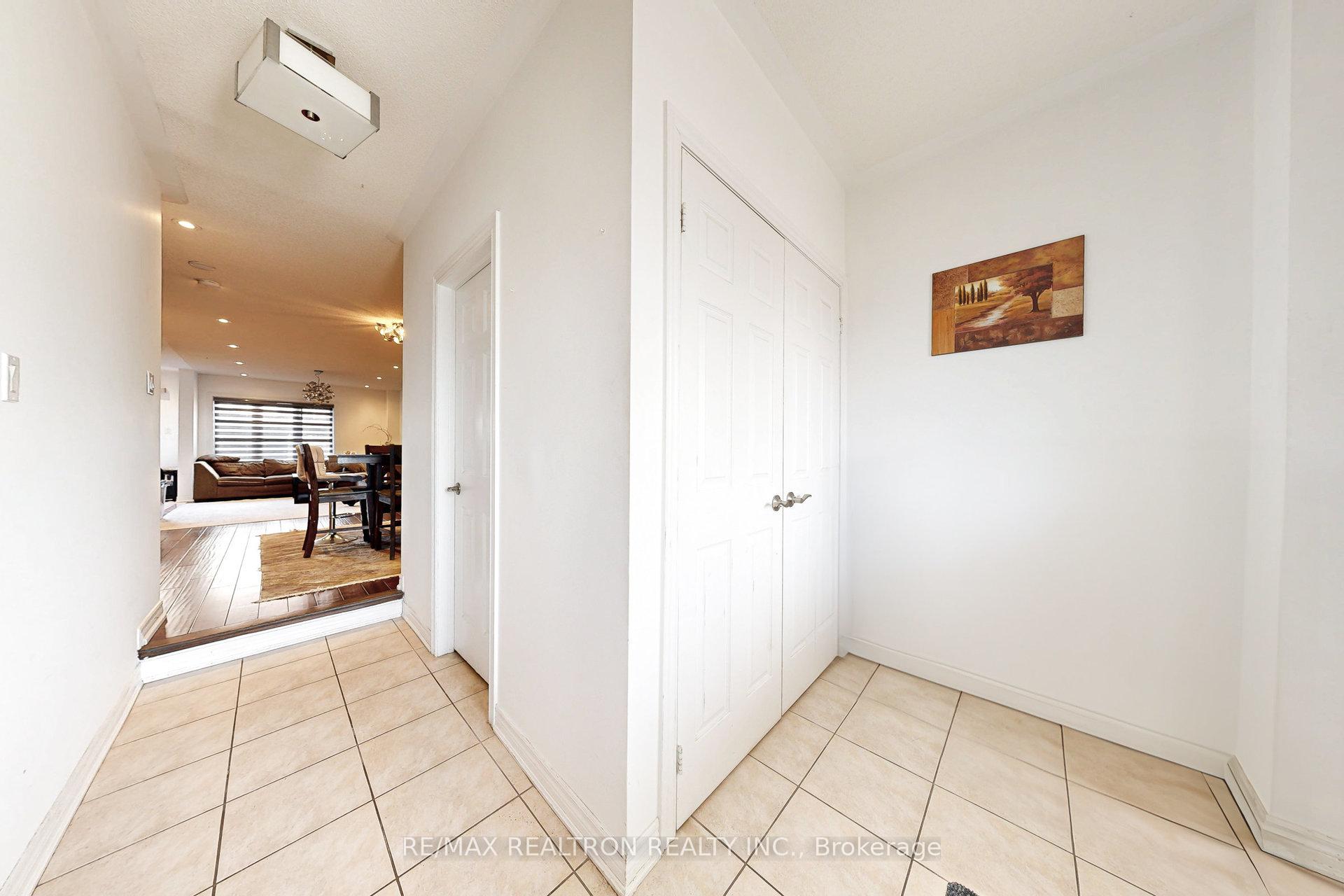 Photo 5 of 51 Barli Crescent, Vaughan, Patterson — HOMEH