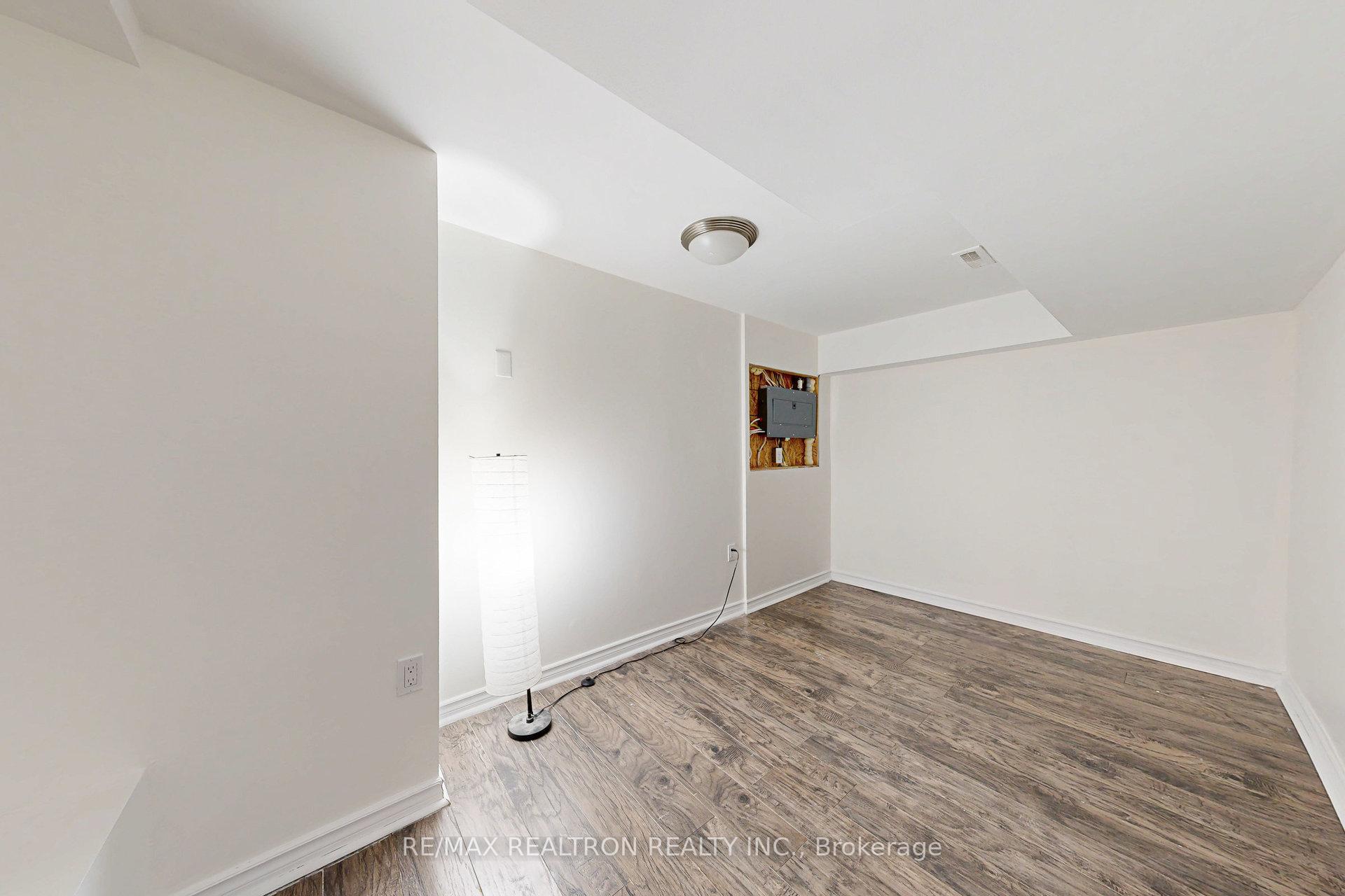 Photo 43 of 51 Barli Crescent, Vaughan, Patterson — HOMEH