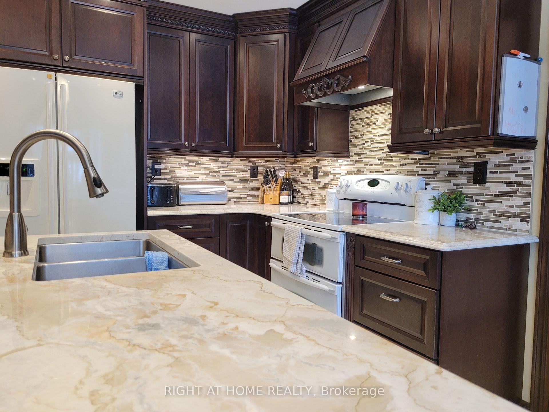 Photo 3 of 436 Labrador Drive, Oshawa, Donevan — HOMEH