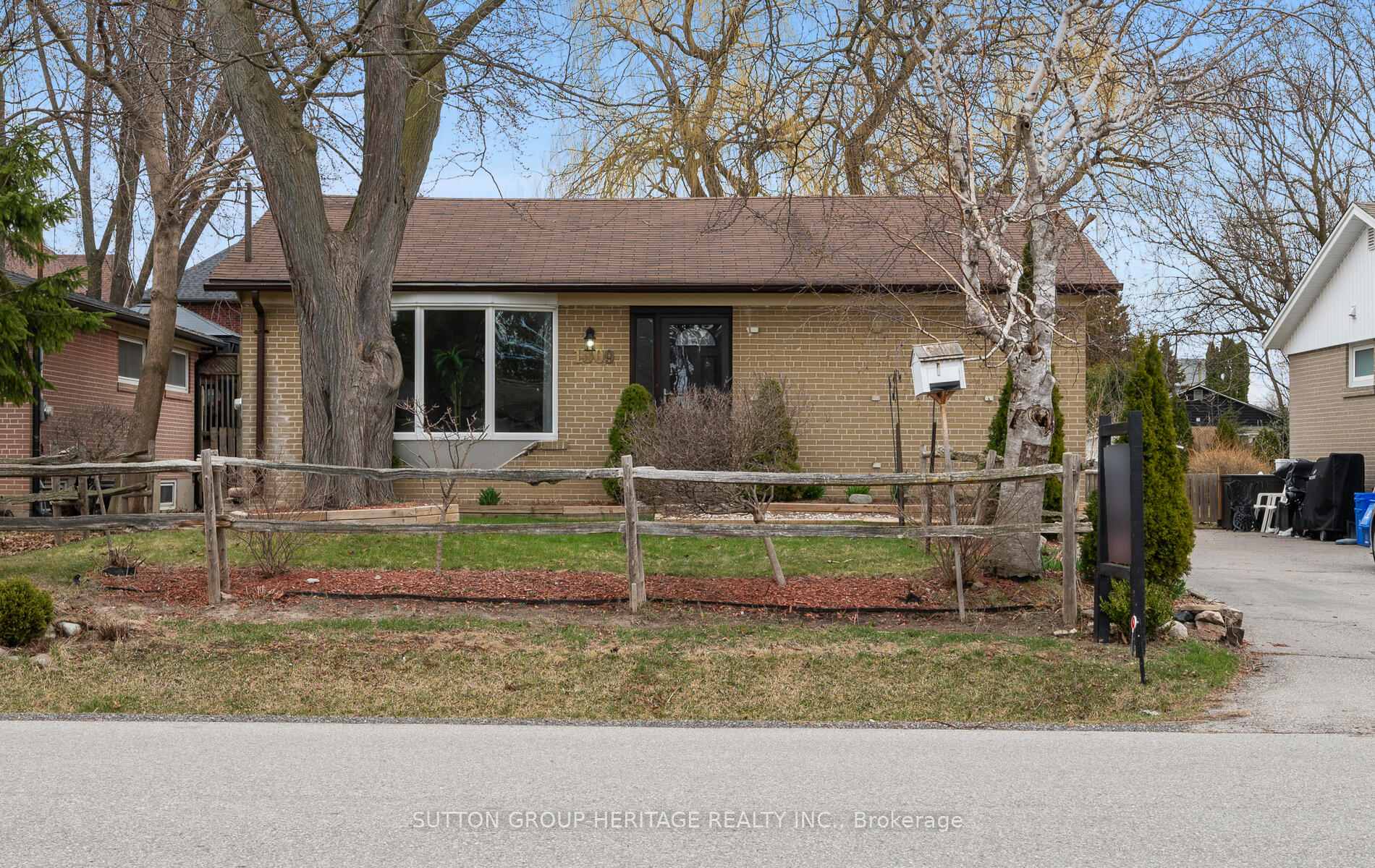 Photo 1 of 1009 Centre Street N, Whitby, Williamsburg — HOMEH