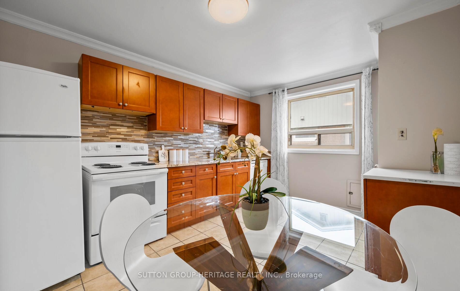 Photo 7 of 1009 Centre Street N, Whitby, Williamsburg — HOMEH