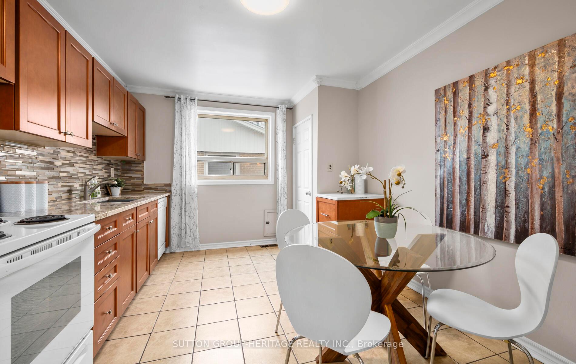 Photo 8 of 1009 Centre Street N, Whitby, Williamsburg — HOMEH